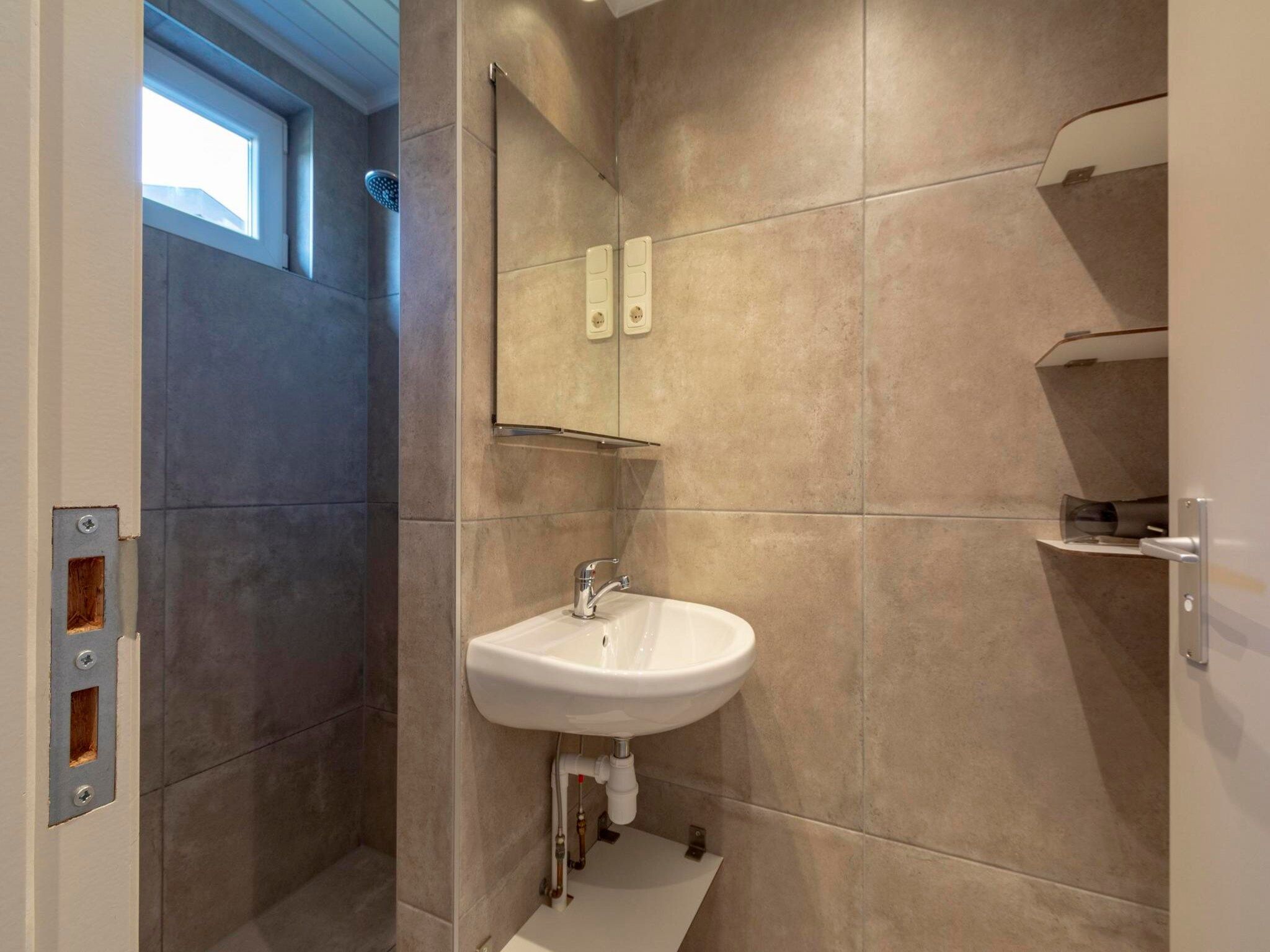 De badkamer van Zeewaard 33 in Sint Maartenszee