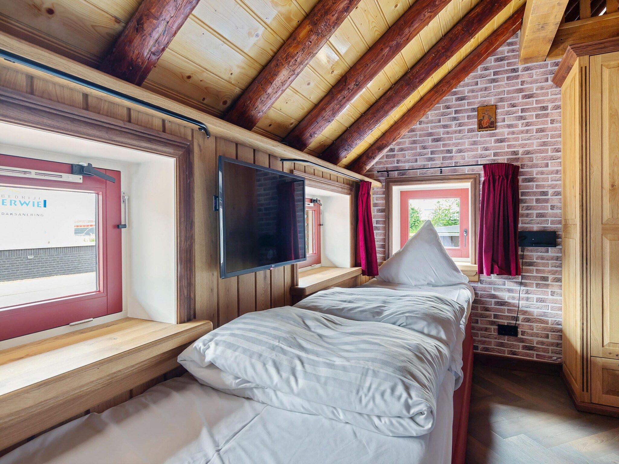 Een slaapkamer van Oane's Huske en it Simmerhuske in Jistrum / Skûlenboarch