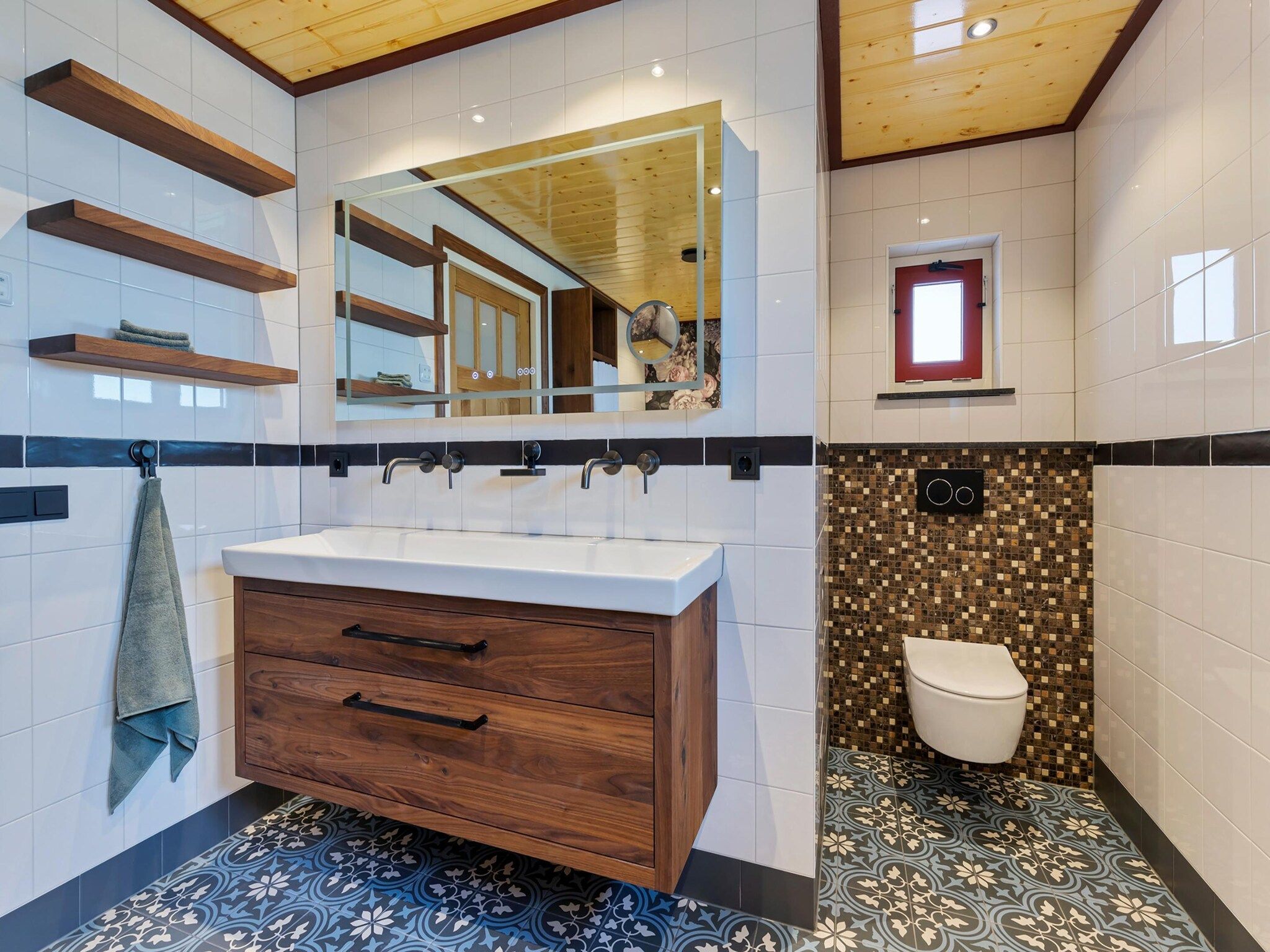 De badkamer van Oane's Huske en it Simmerhuske in Jistrum / Skûlenboarch