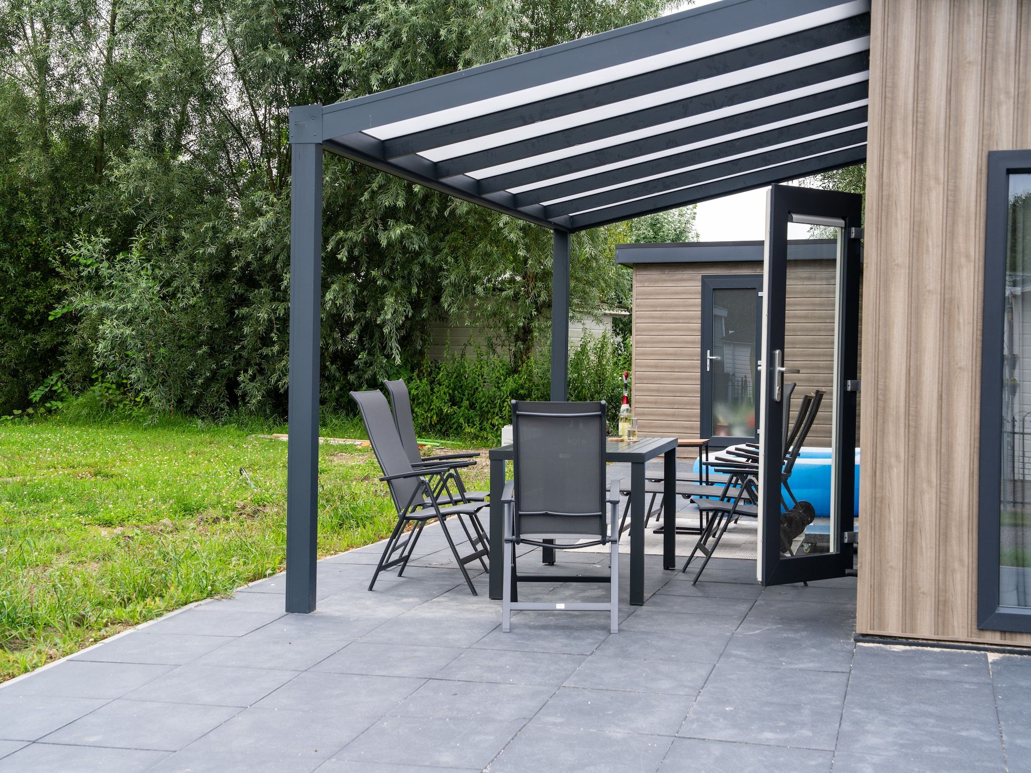 Het terras van Brabants Weelde 33 in Molenschot