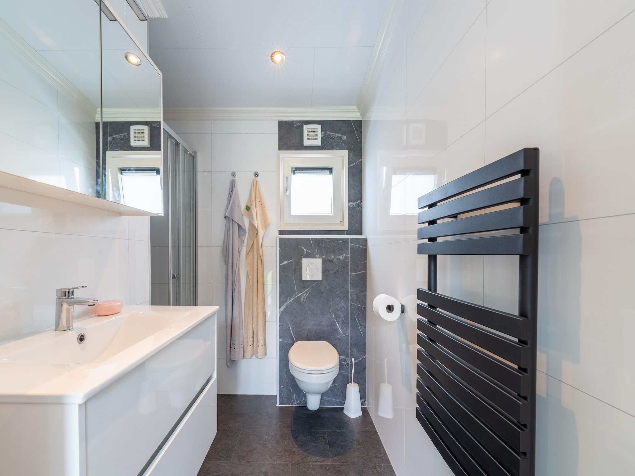 De badkamer van Brabants Weelde 33 in Molenschot