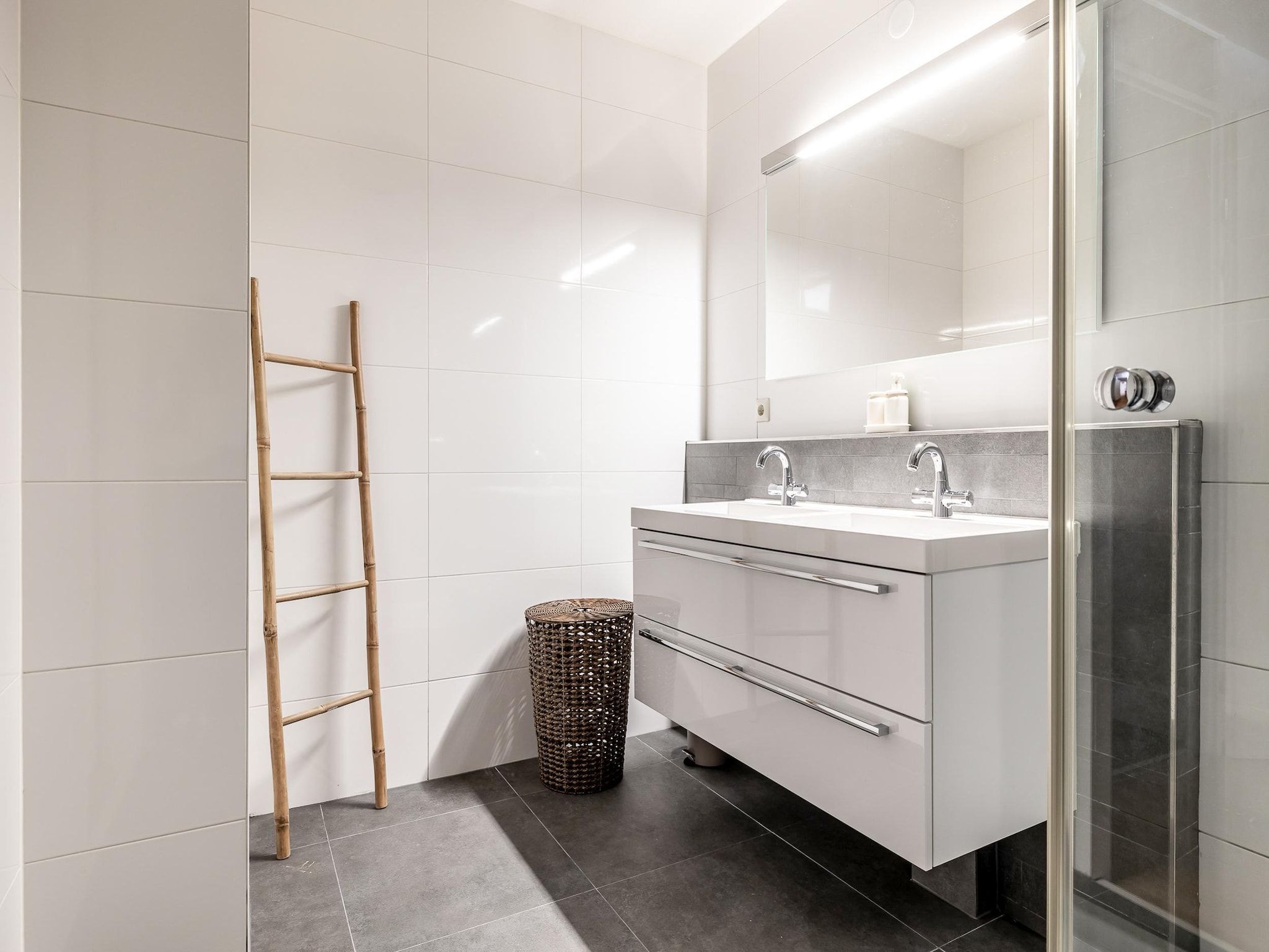 De badkamer van Scheveningen Harbour 36C in Scheveningen