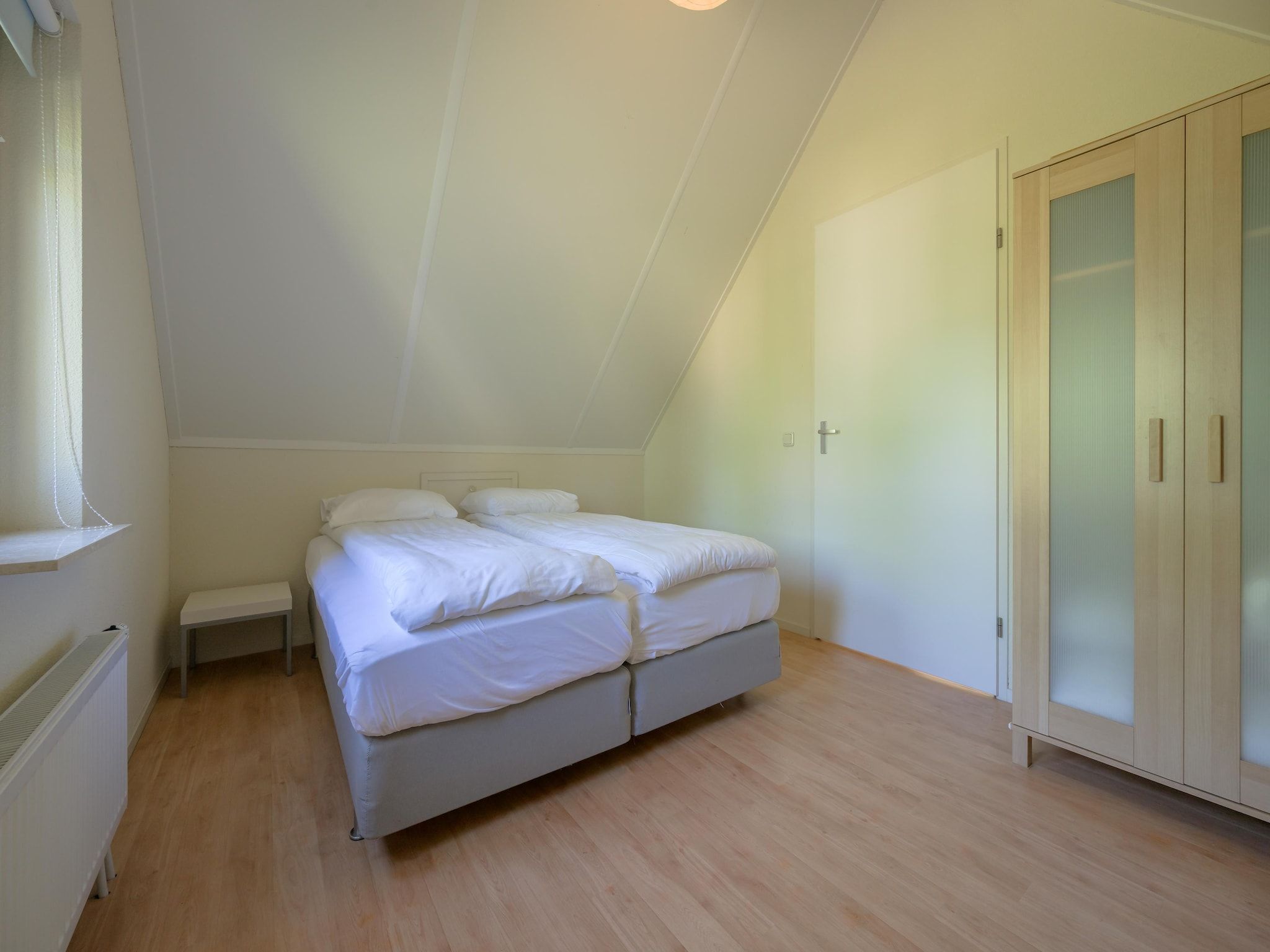 Een slaapkamer van 6-persoons bungalow 27 in Sondel