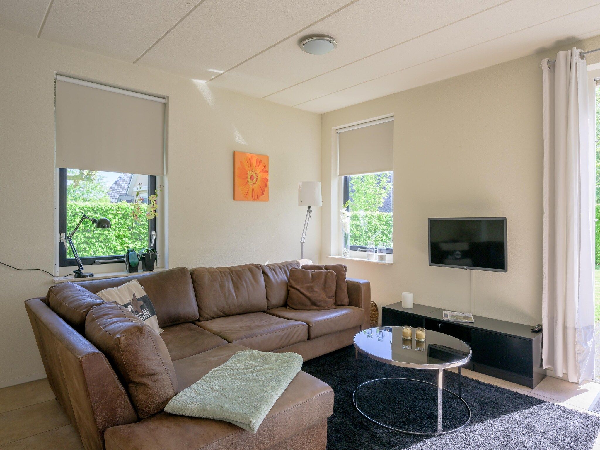 De woonkamer van 6-persoons bungalow 27 in Sondel