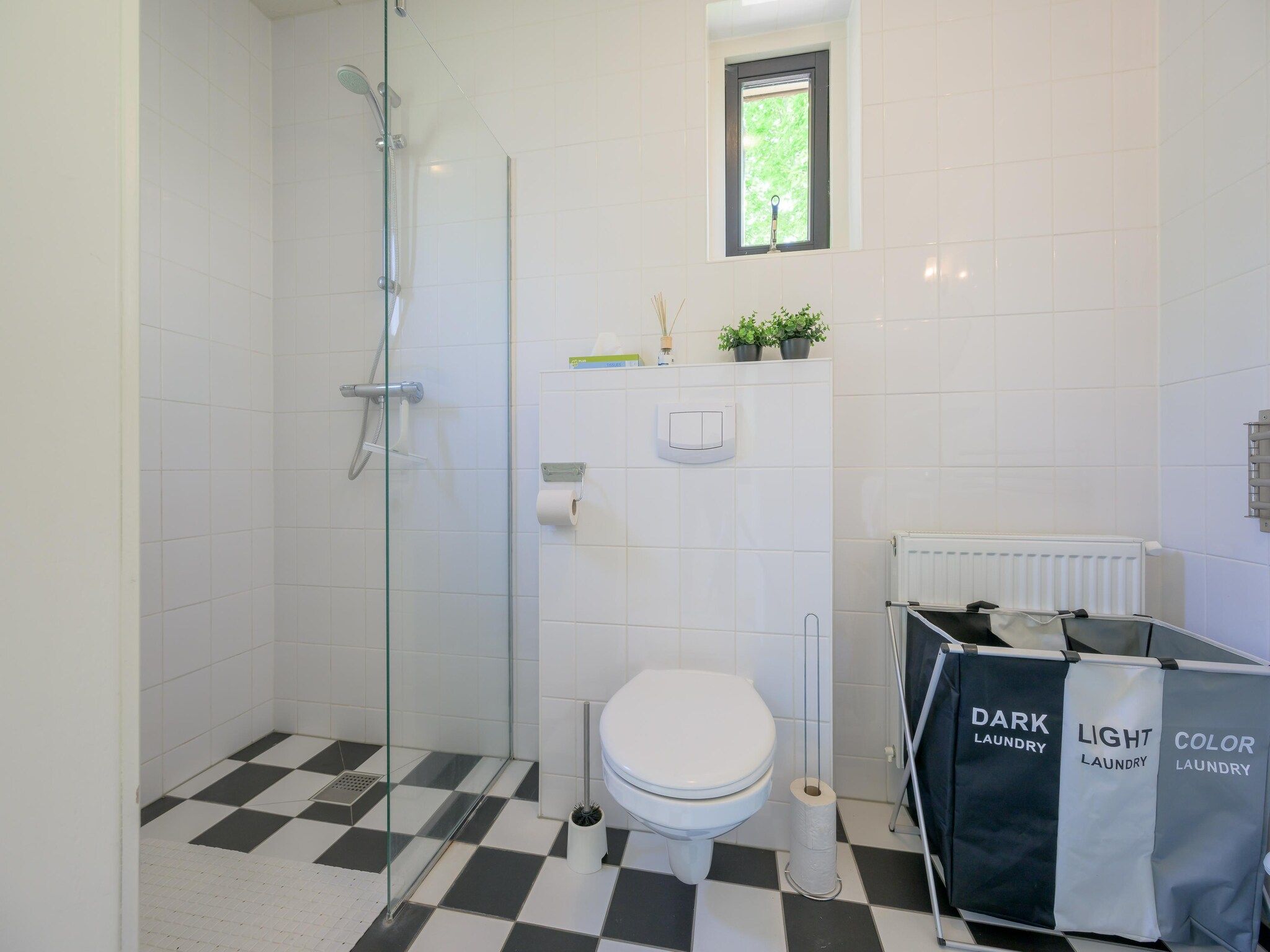 De badkamer van 6-persoons bungalow 27 in Sondel