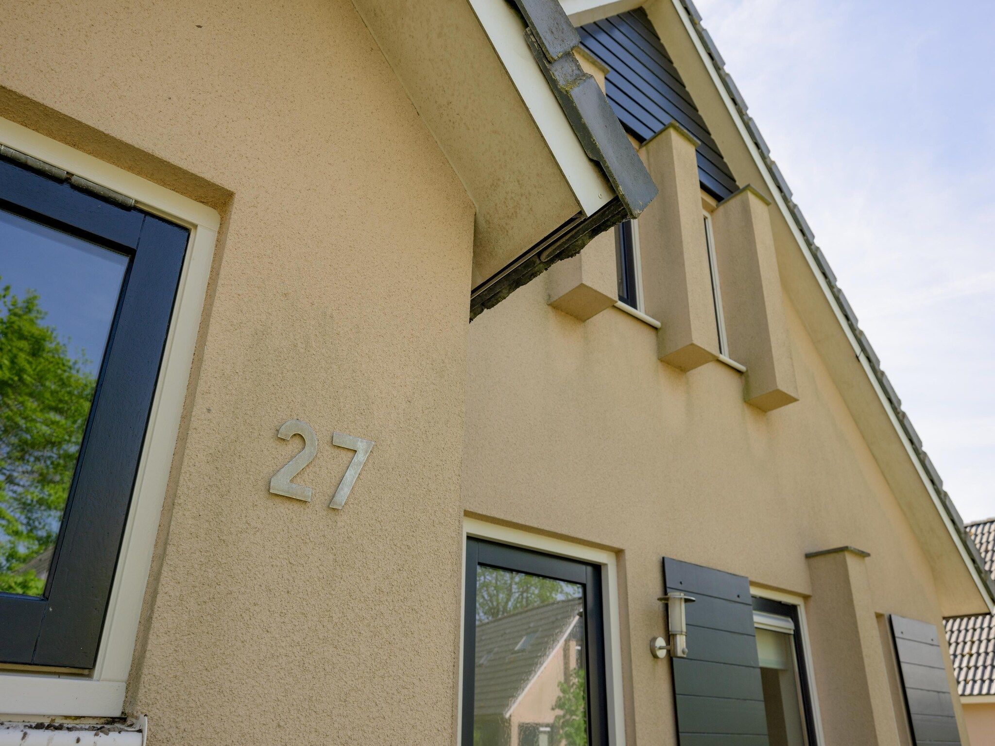 De buitenkant van 6-persoons bungalow 27 in Sondel