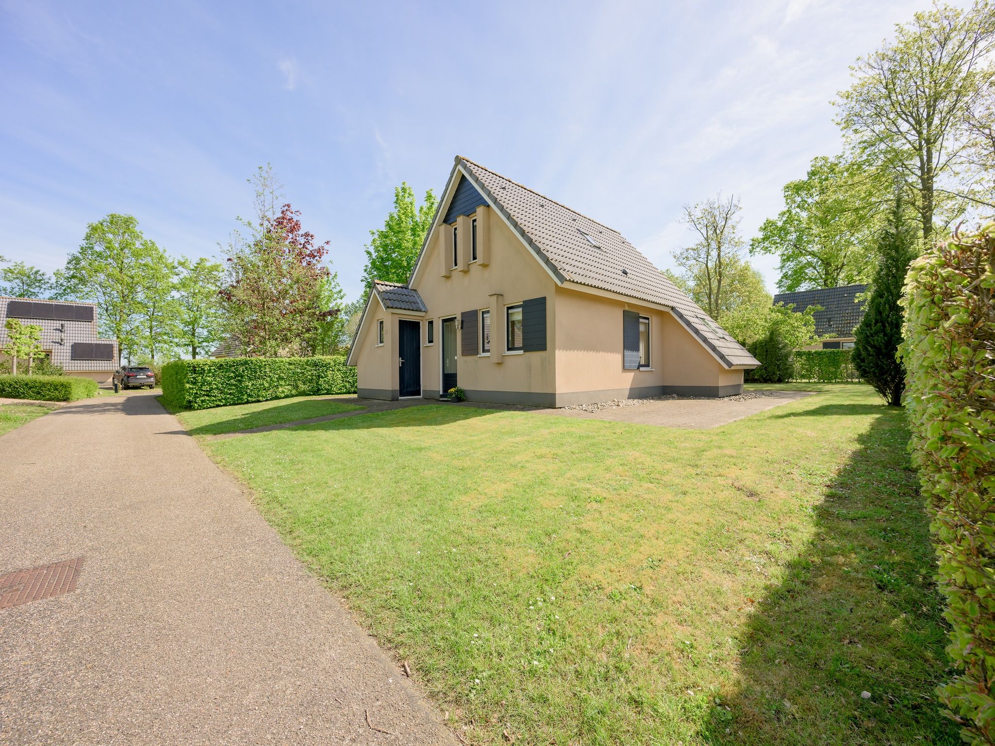 De buitenkant van 6-persoons bungalow 27 in Sondel