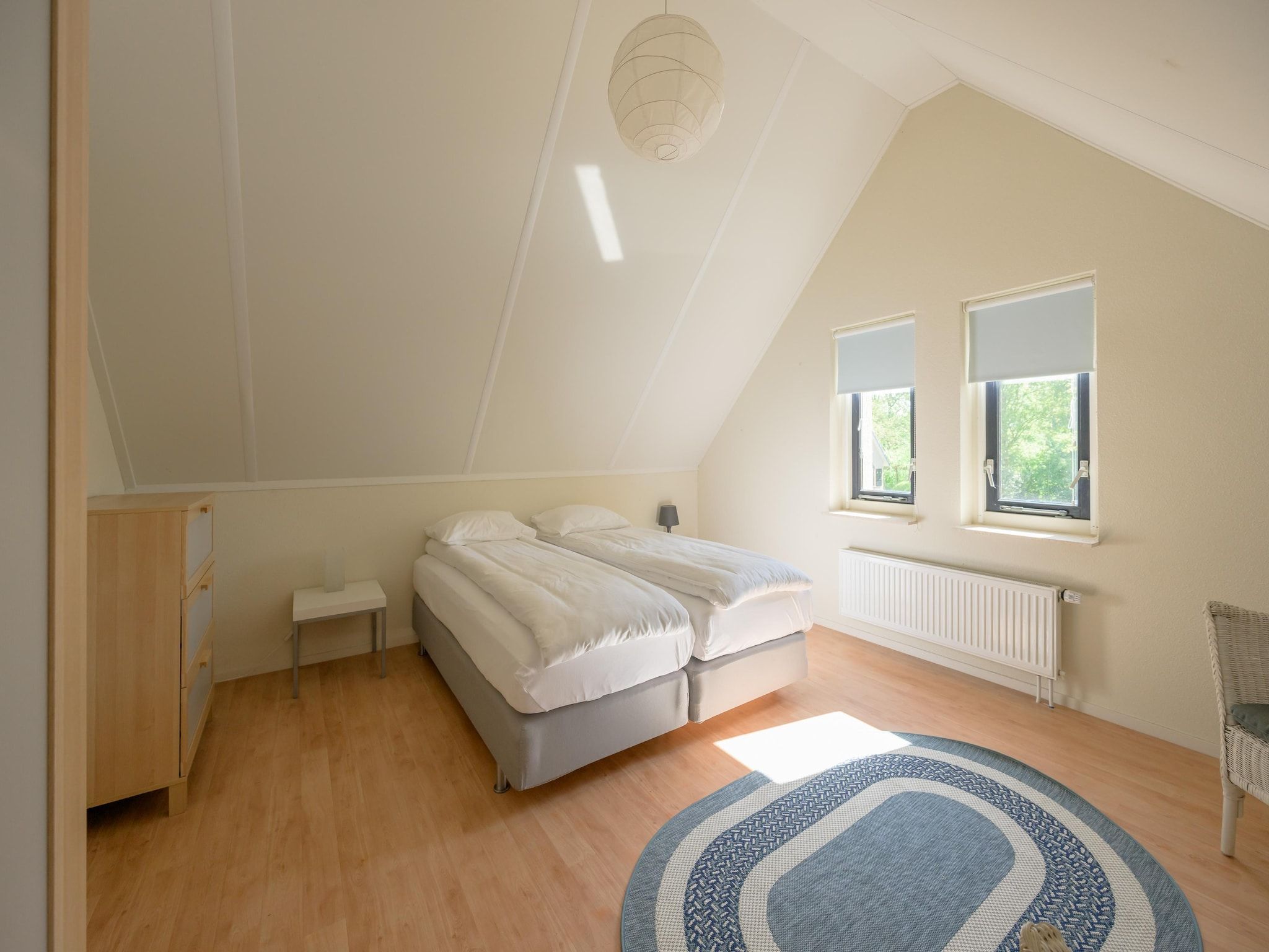 Een slaapkamer van 6-persoons bungalow 27 in Sondel