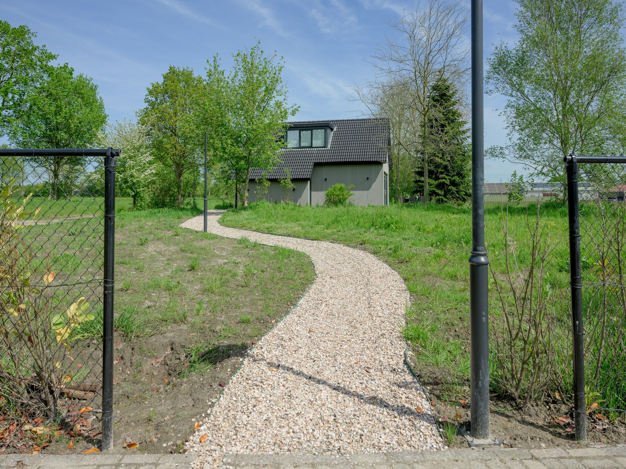 De buitenkant van 8 persoons villa in Sondel