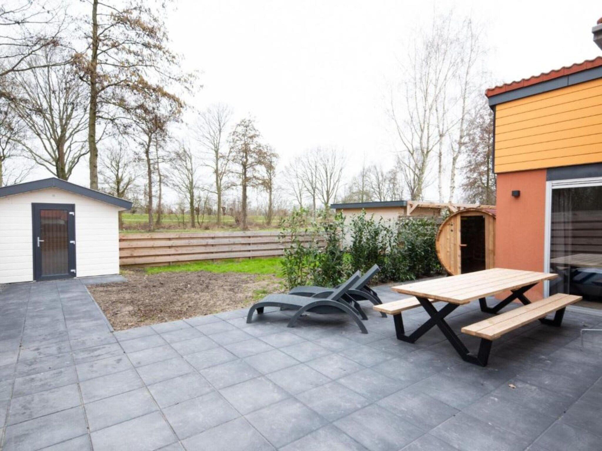 Het terras van Premium bungalow – max 4 personen – nummer 80 in Zevenhuizen
