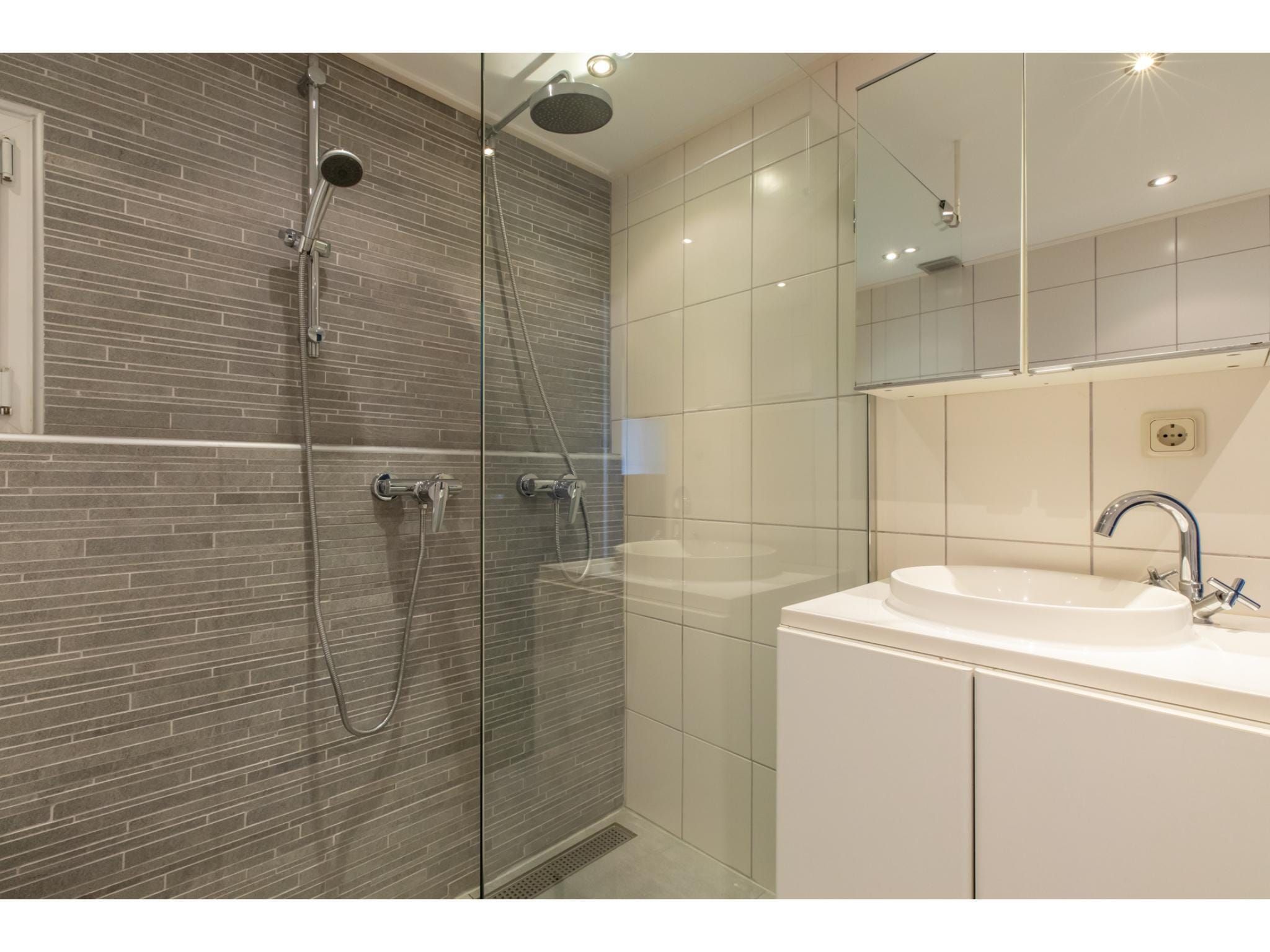 De badkamer van Strandhuis Schoneveld in Breskens