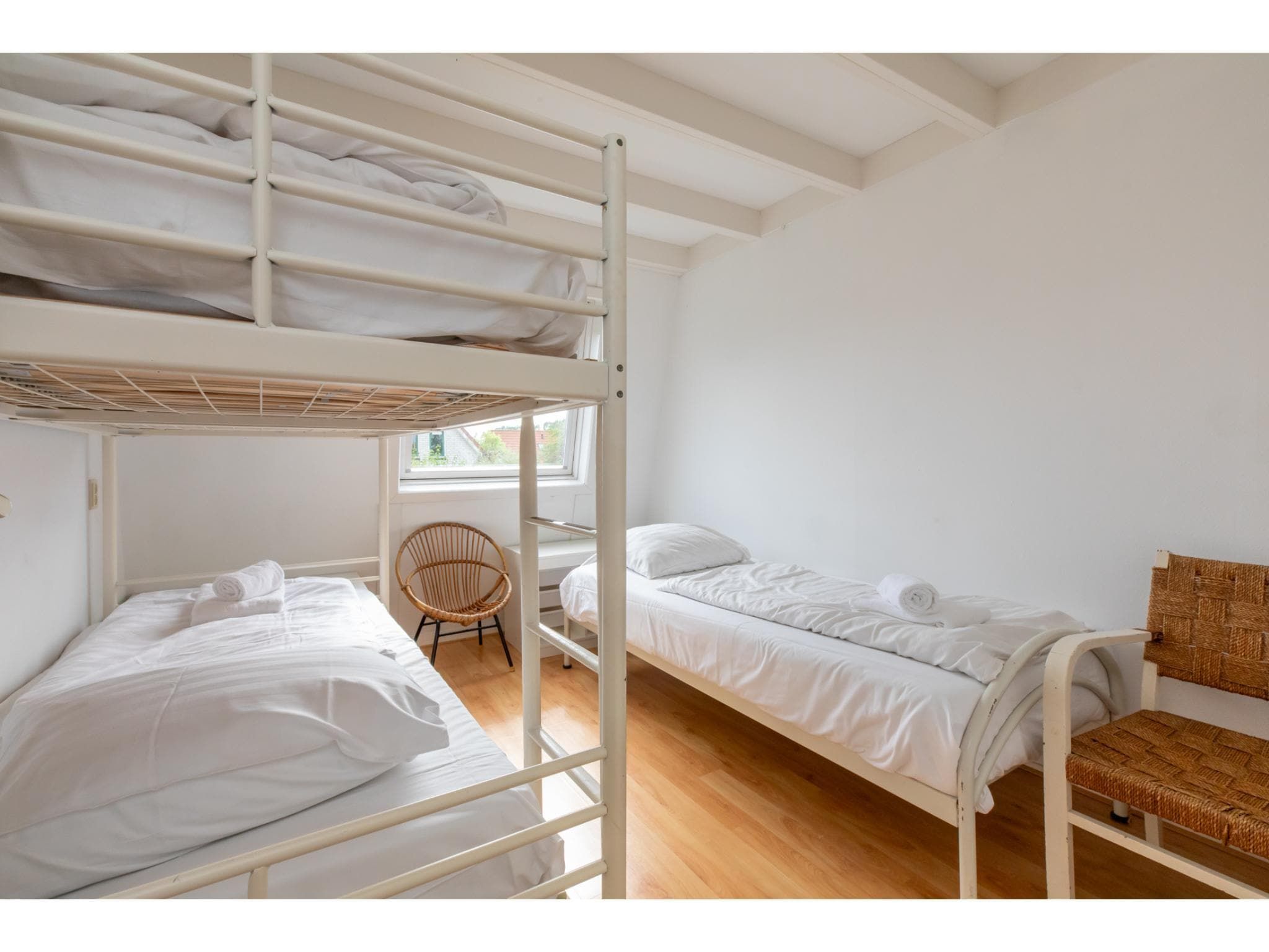 Een slaapkamer van Strandhuis Schoneveld in Breskens