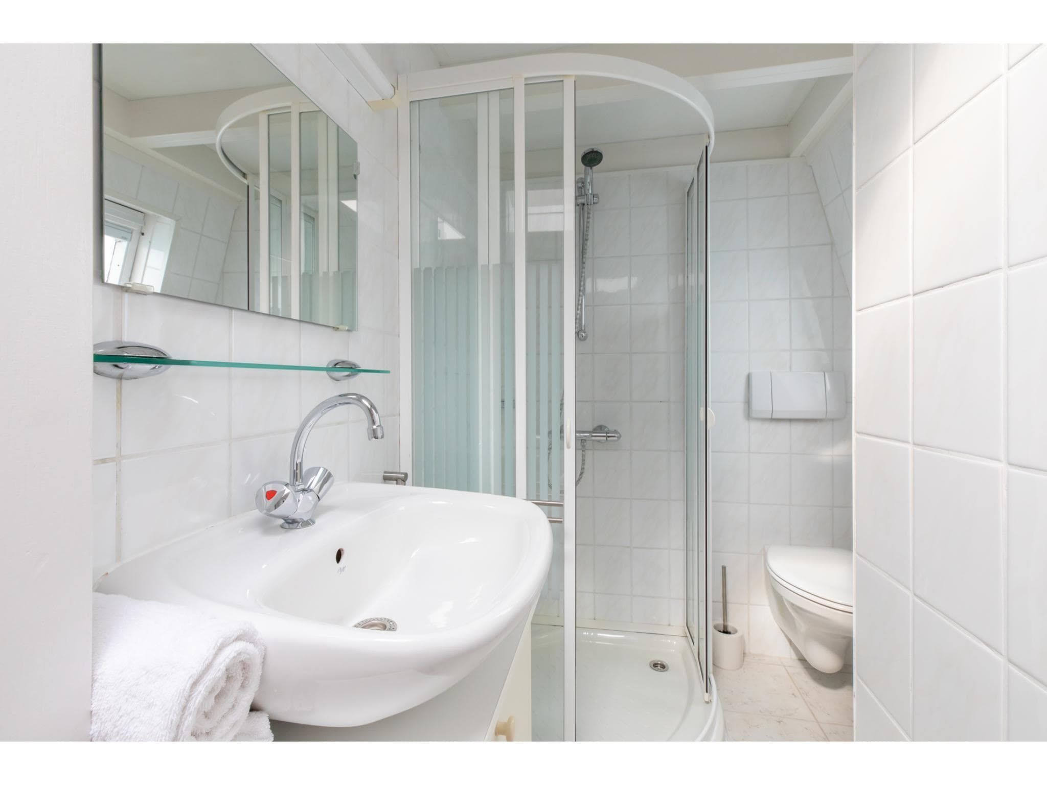 De badkamer van Strandhuis Schoneveld in Breskens