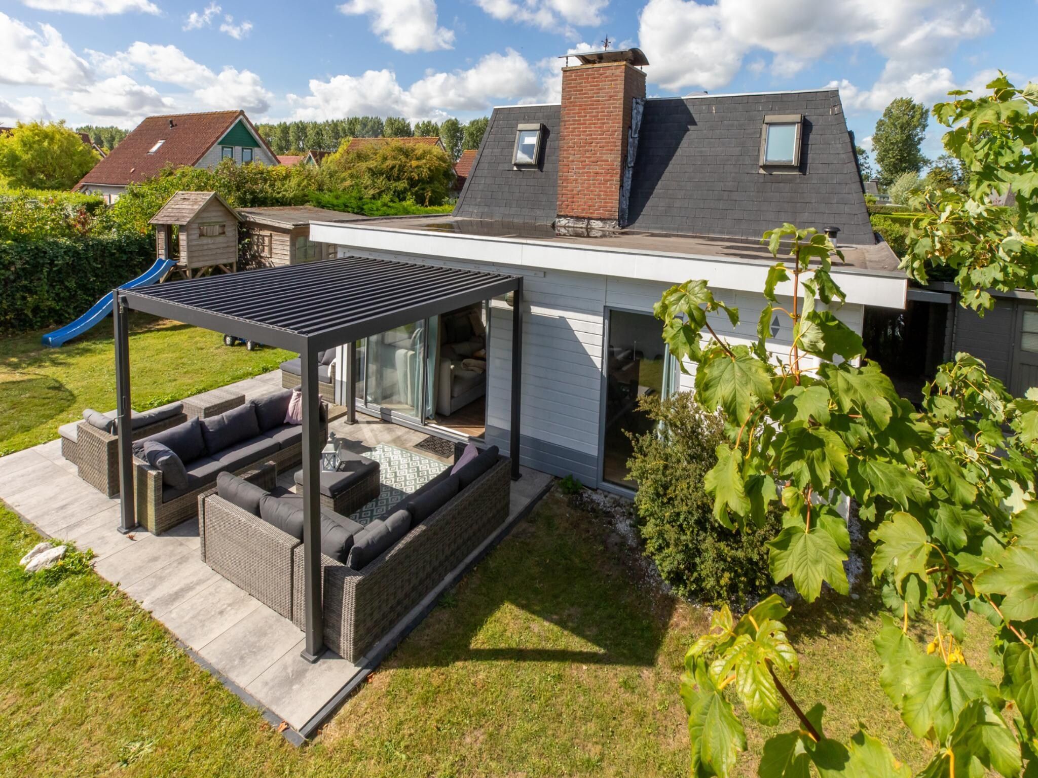 De buitenkant van Strandhuis Schoneveld in Breskens