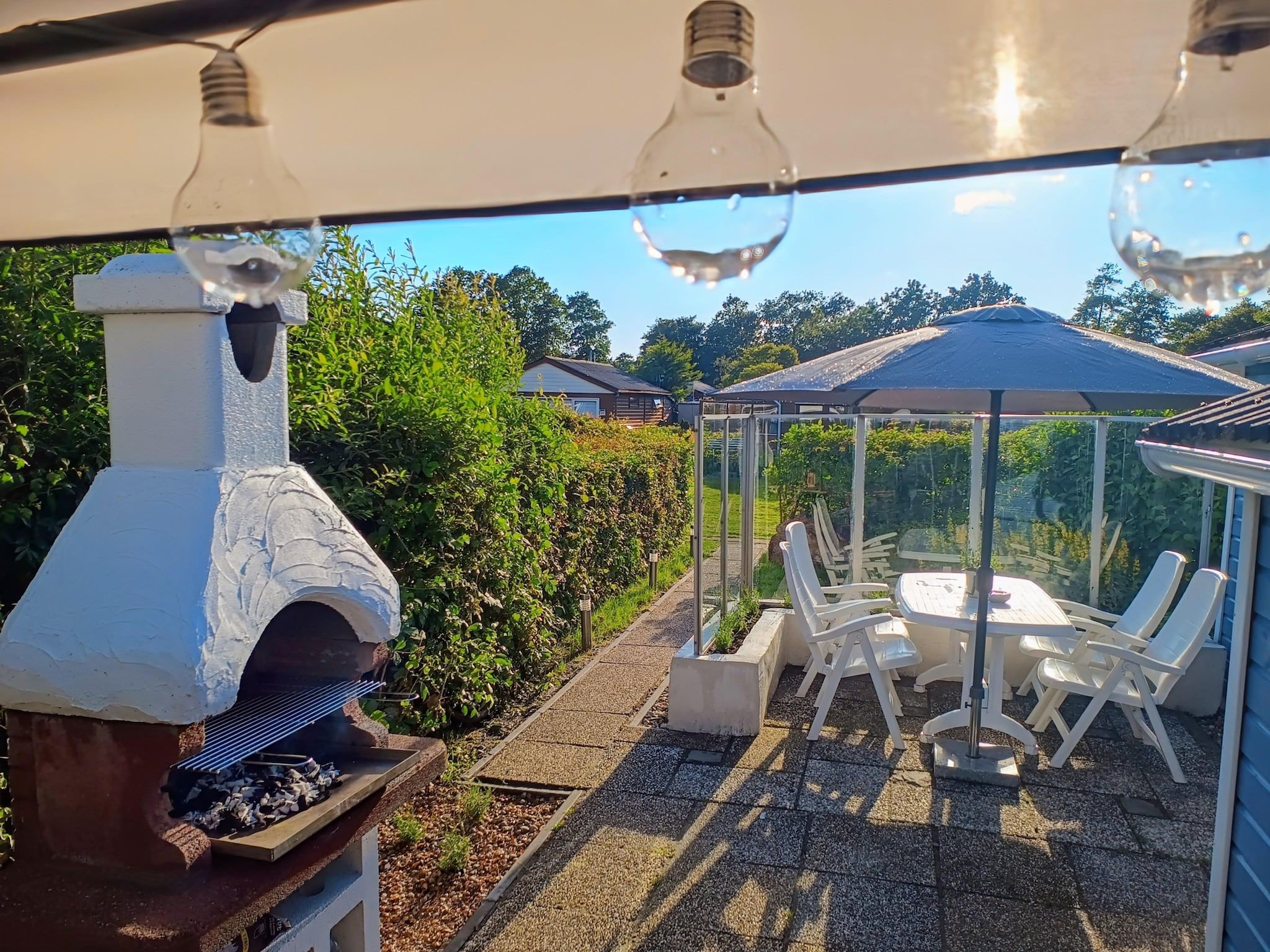 Het terras van Cosy Hideout in Dirkshorn