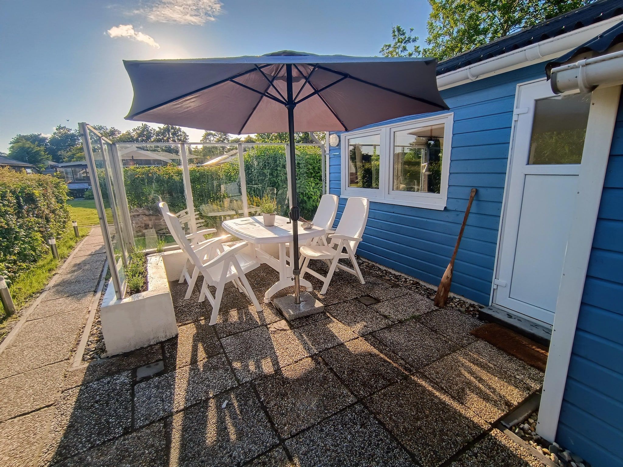 Het terras van Cosy Hideout in Dirkshorn