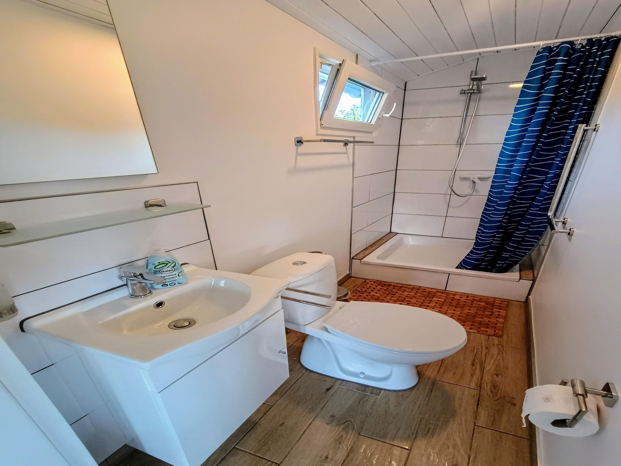 De badkamer van Cosy Hideout in Dirkshorn