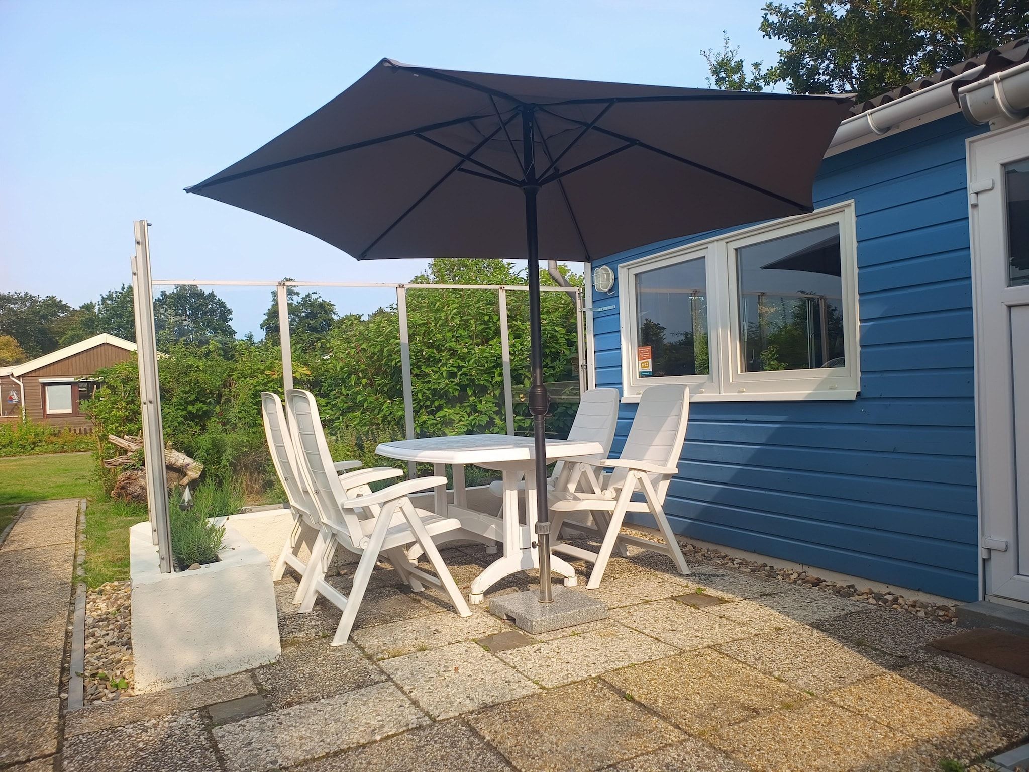 Het terras van Cosy Hideout in Dirkshorn