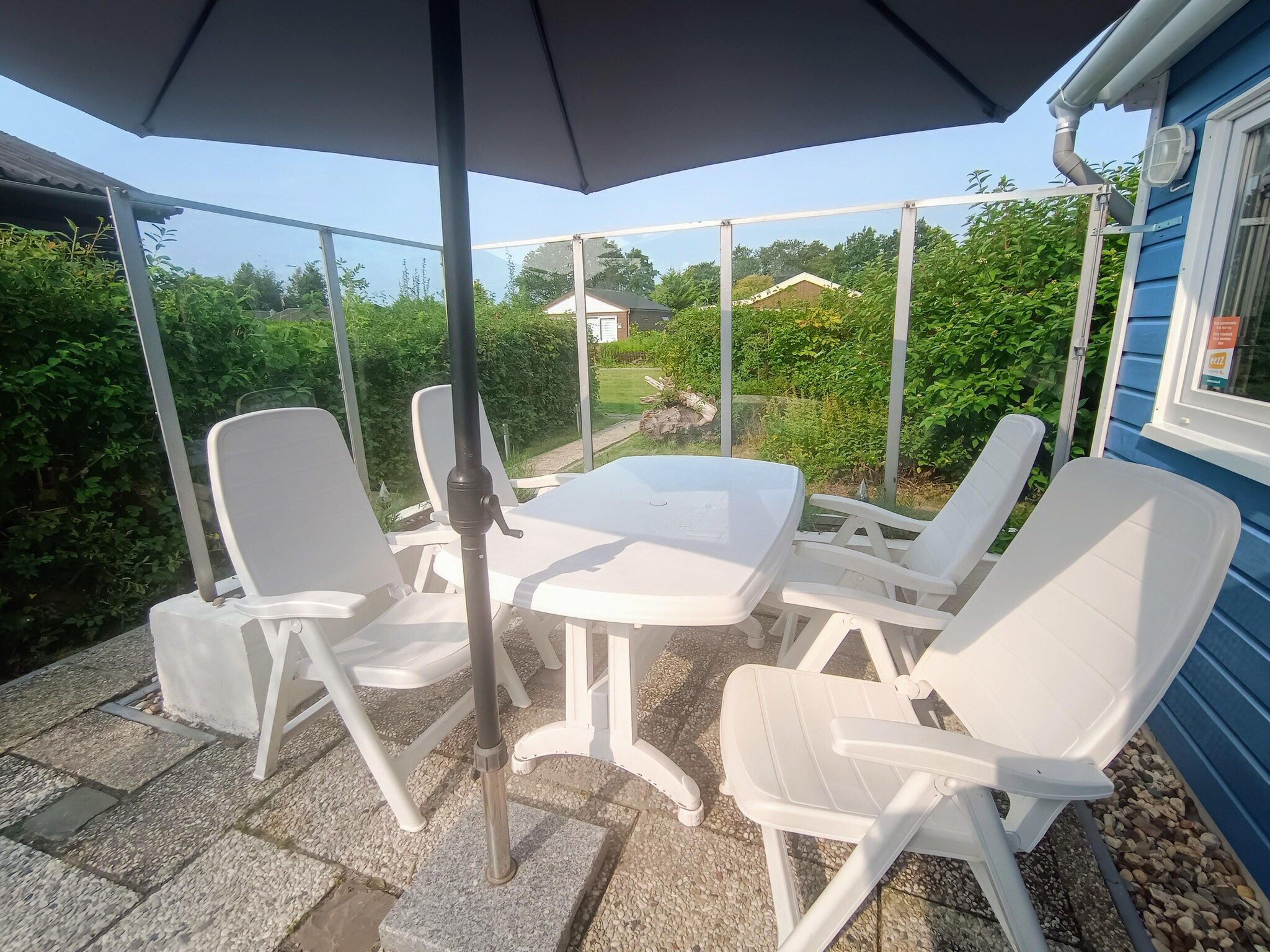 Het terras van Cosy Hideout in Dirkshorn