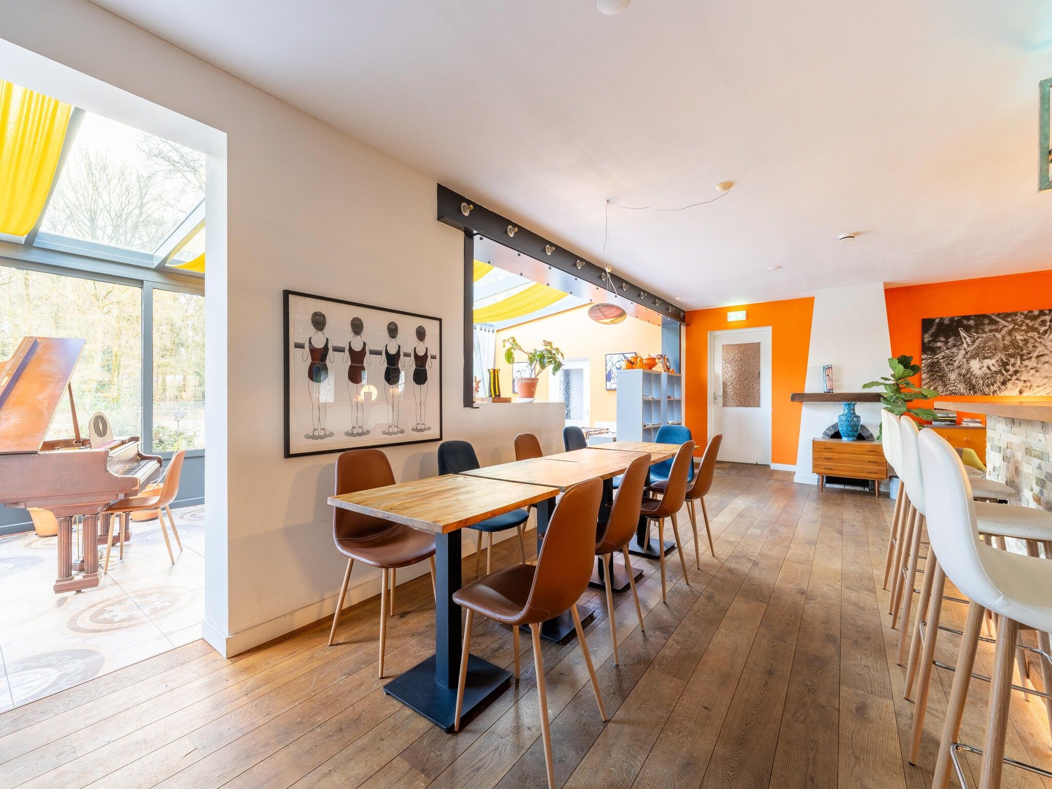 De eetkamer van Landhuis Hezenes in Diever