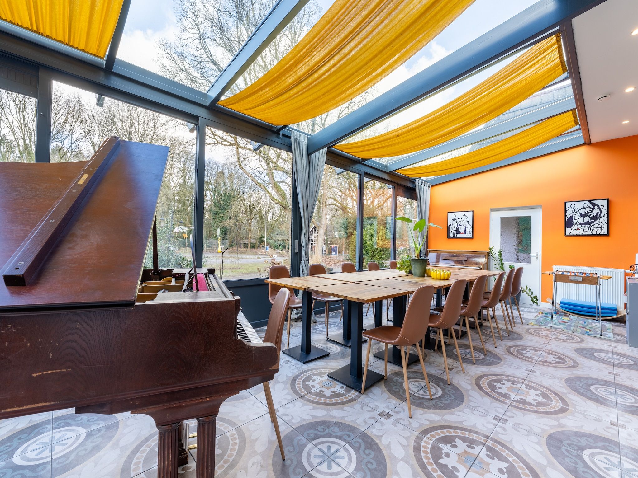 Het terras van Landhuis Hezenes in Diever