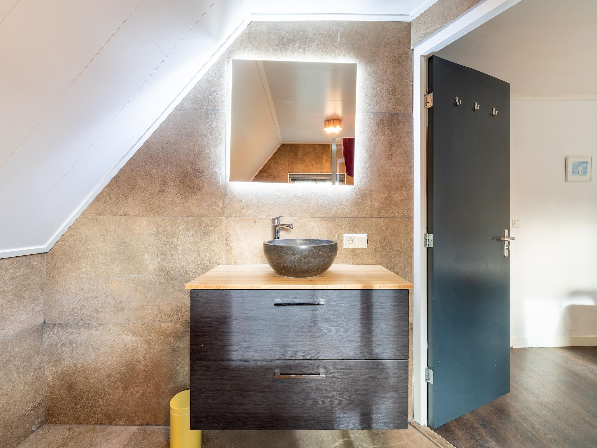 De badkamer van Landhuis Hezenes in Diever