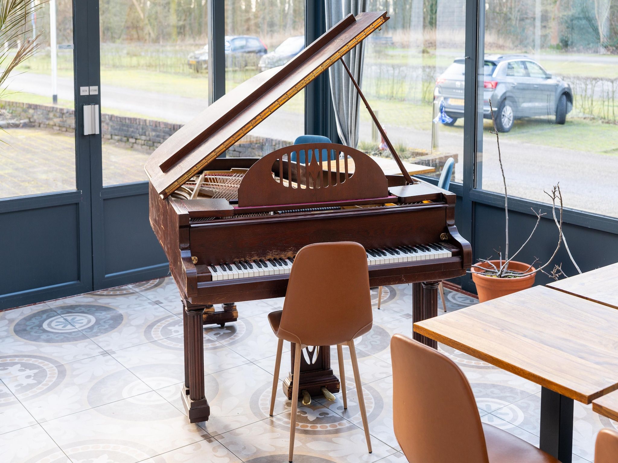 De eetkamer van Landhuis Hezenes in Diever