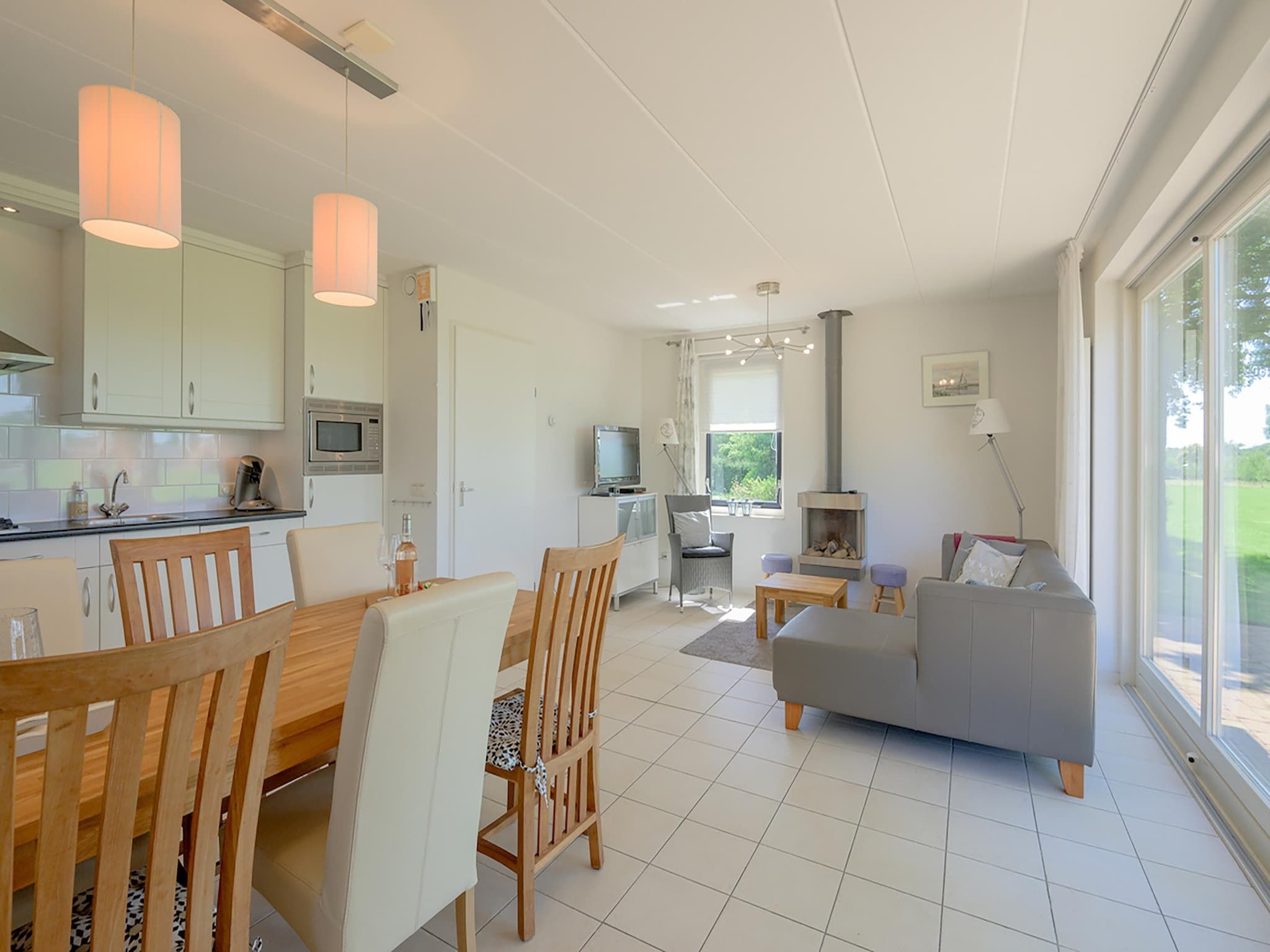 De woonkamer van 6-persoons bungalow 4 in Sondel