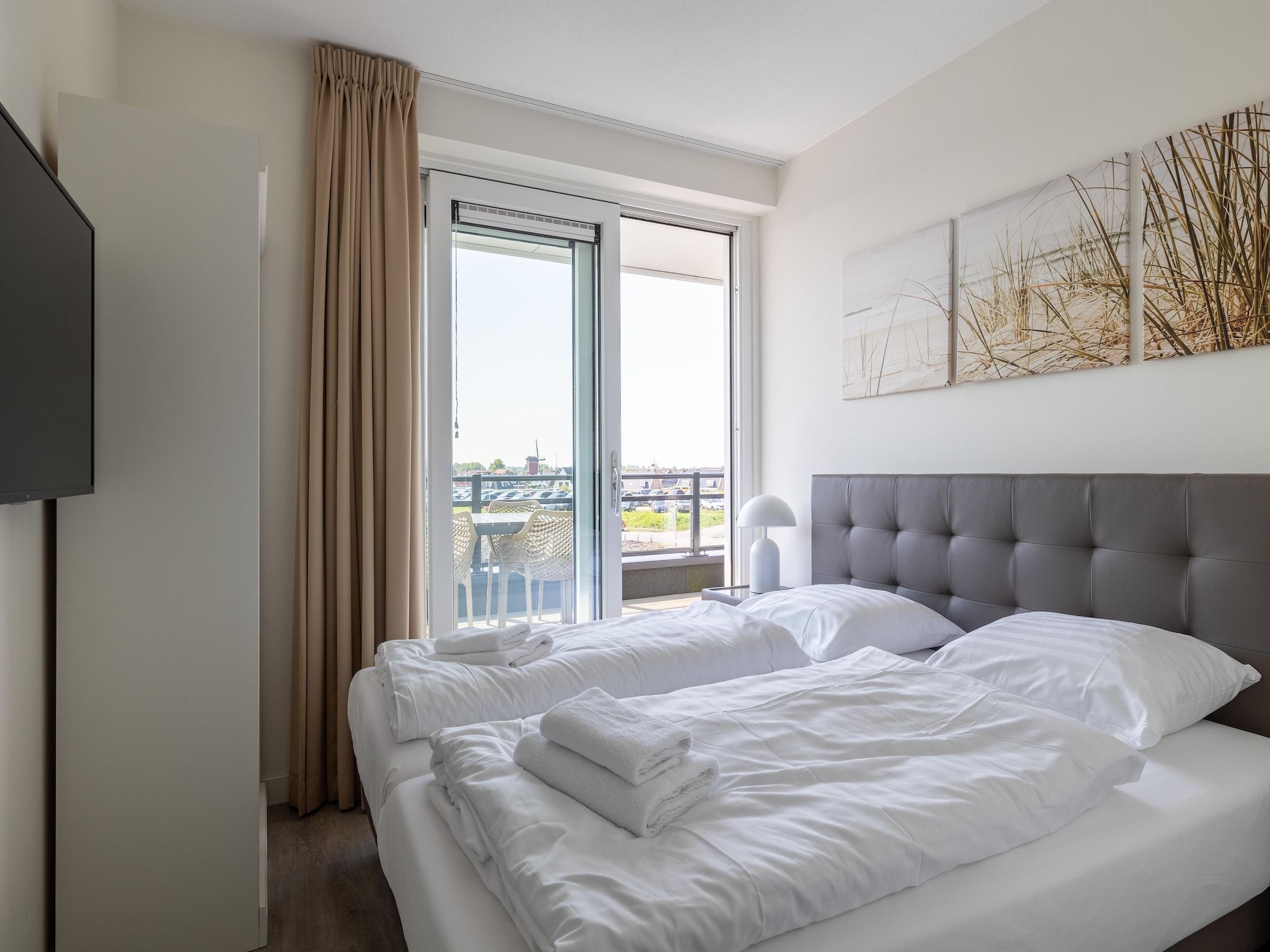 Een slaapkamer van Luxe appartement Vista Maris - Havenweg 8-46  Sint-Annaland Oosterschelde in Sint-Annaland