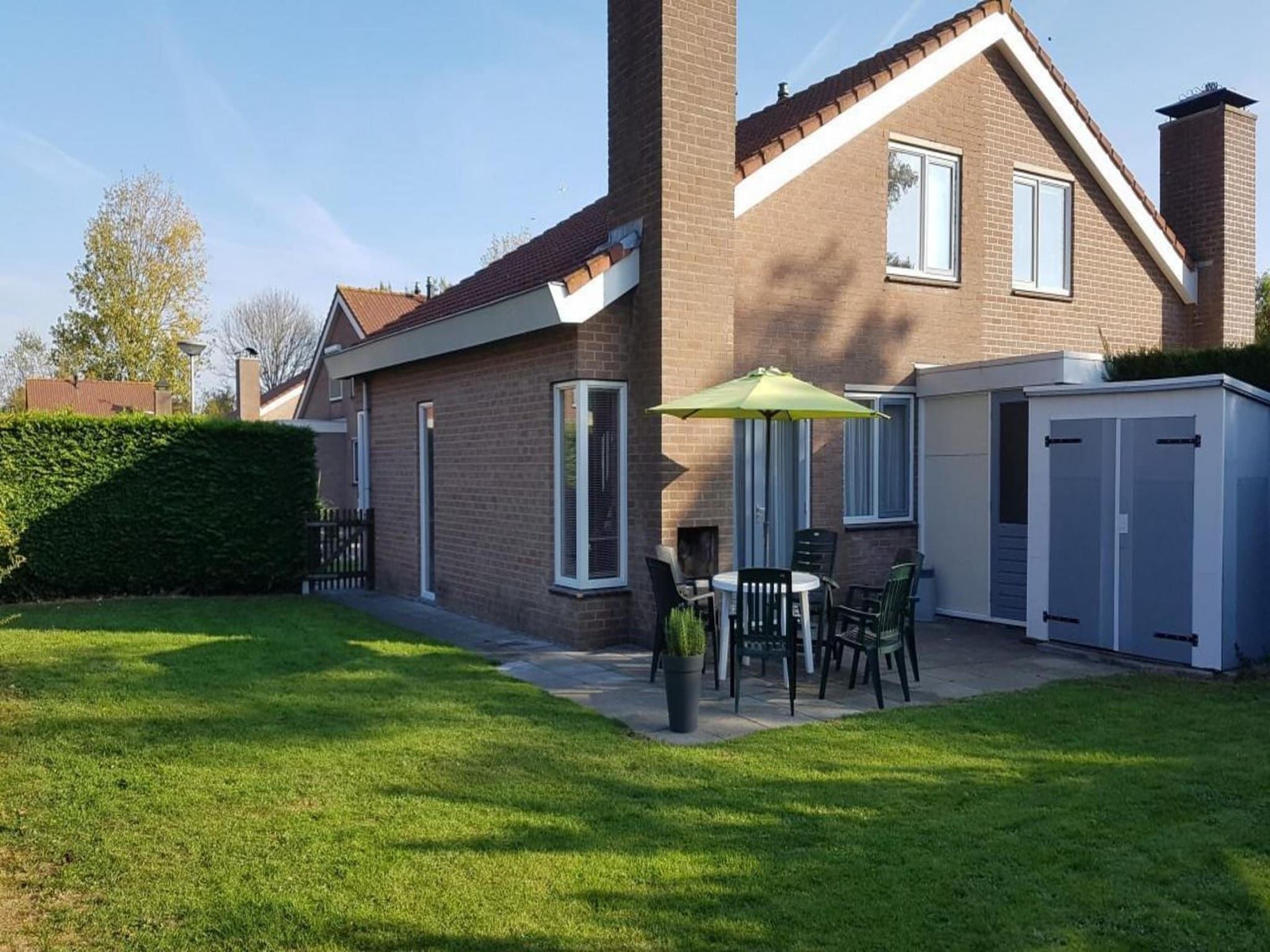 De buitenkant van Schoneveld 353 Strandparel Breskens in Breskens
