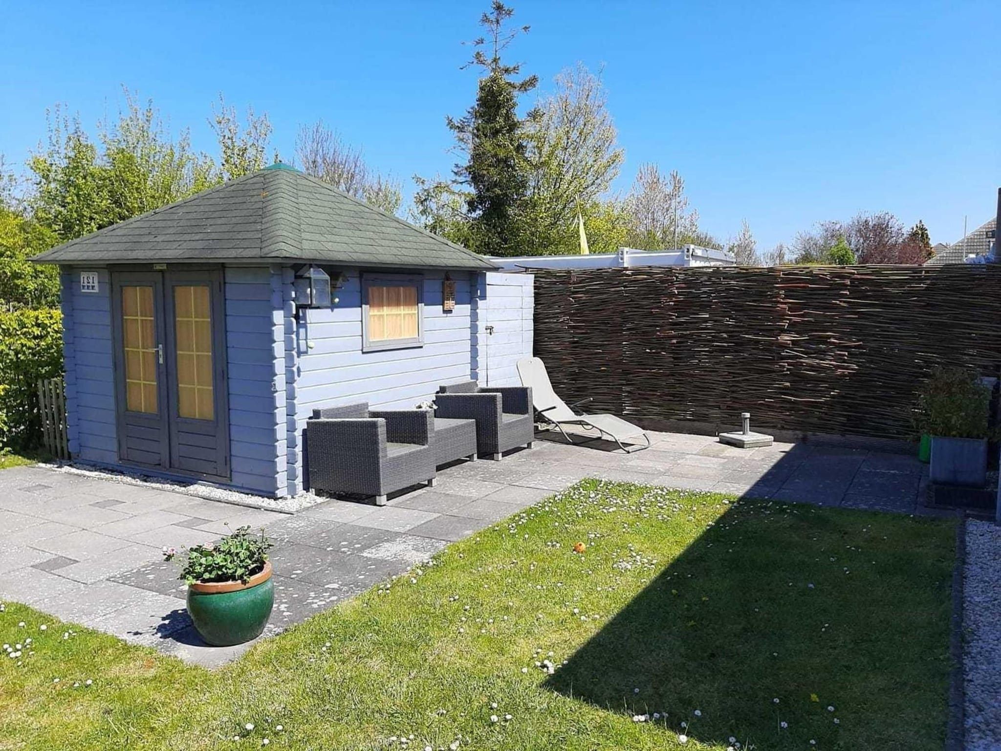 De buitenkant van Schoneveld 121 Duinroos Breskens in Breskens