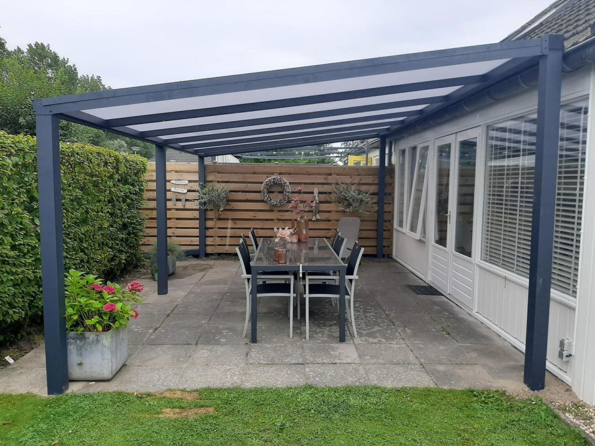 Het terras van Schoneveld 121 Duinroos Breskens in Breskens