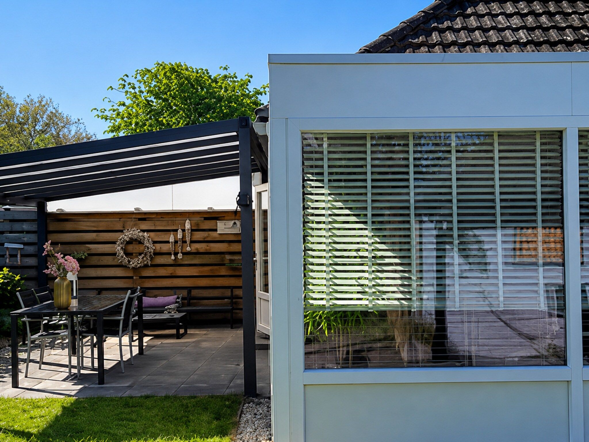 Het terras van Schoneveld 121 Duinroos Breskens in Breskens