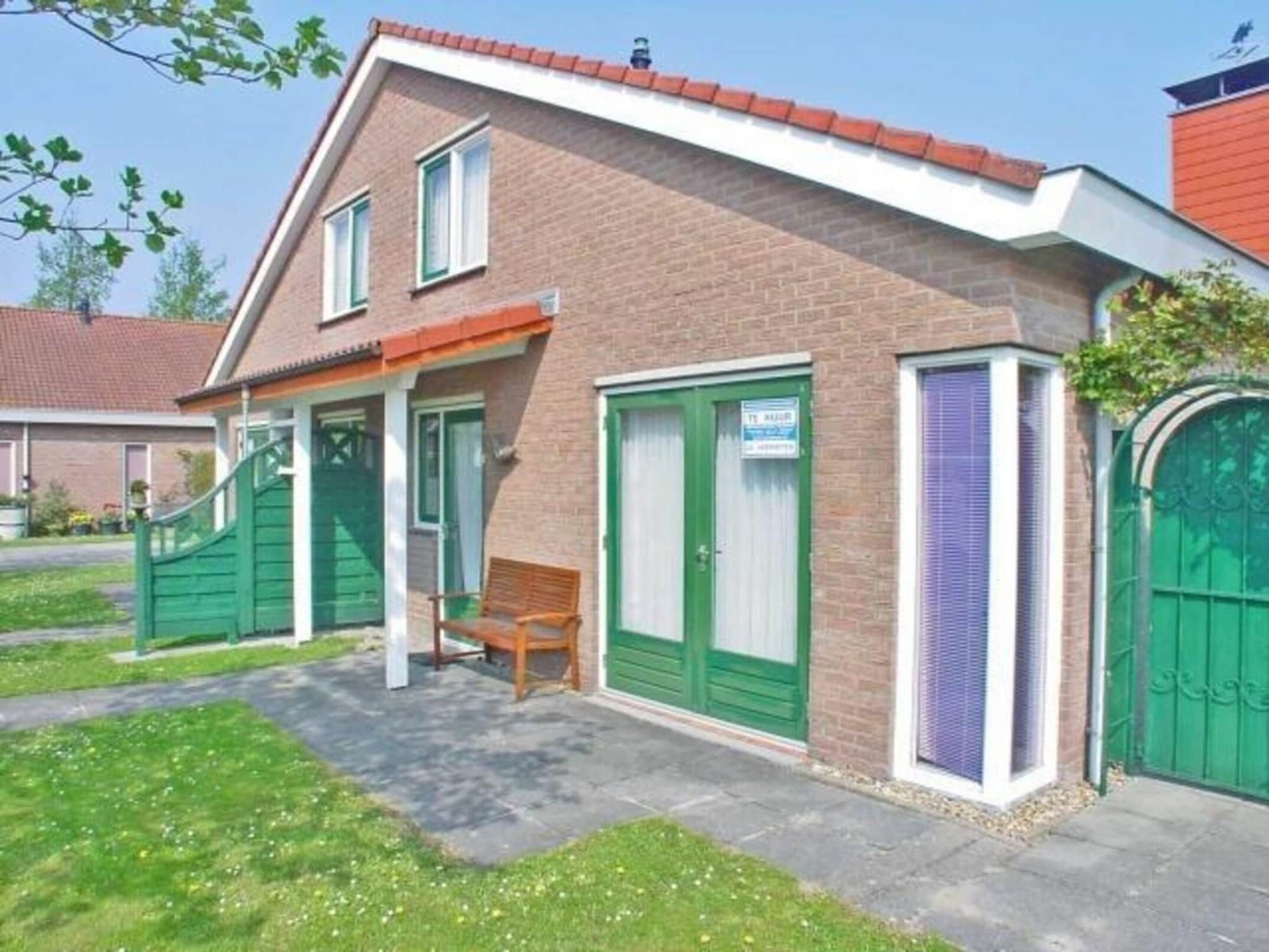 De buitenkant van Schoneveld 369 Strandparel Breskens in Breskens