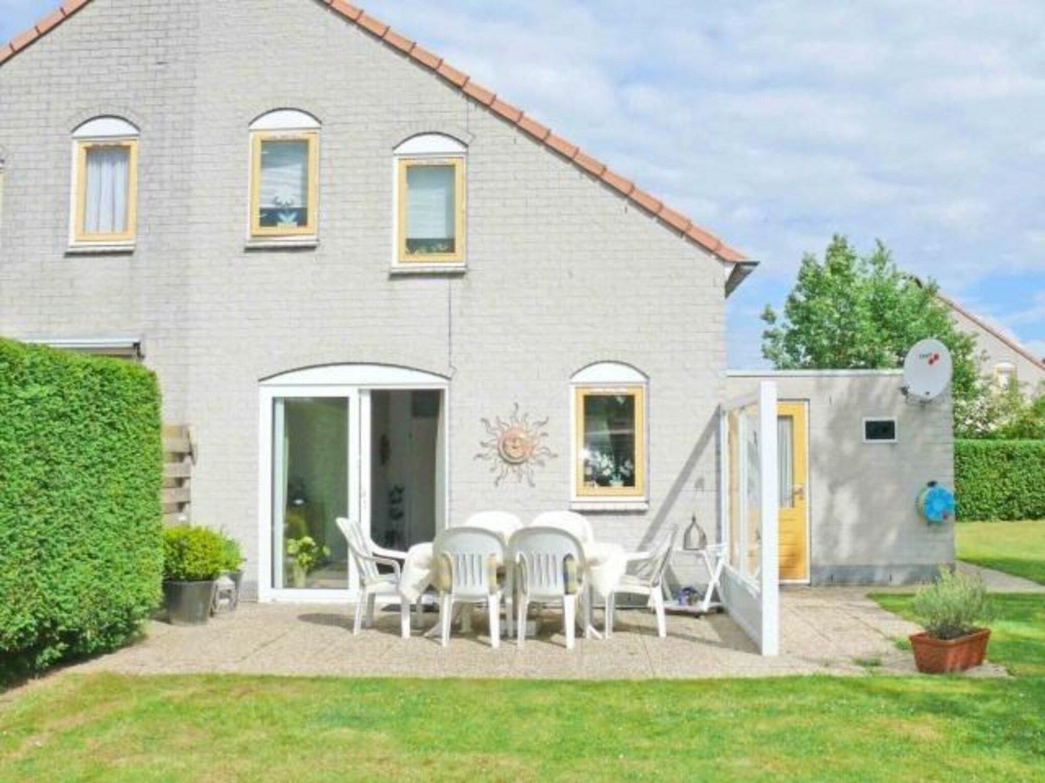 De buitenkant van Fort Soleil 29 Zeezwaluw Breskens in Breskens