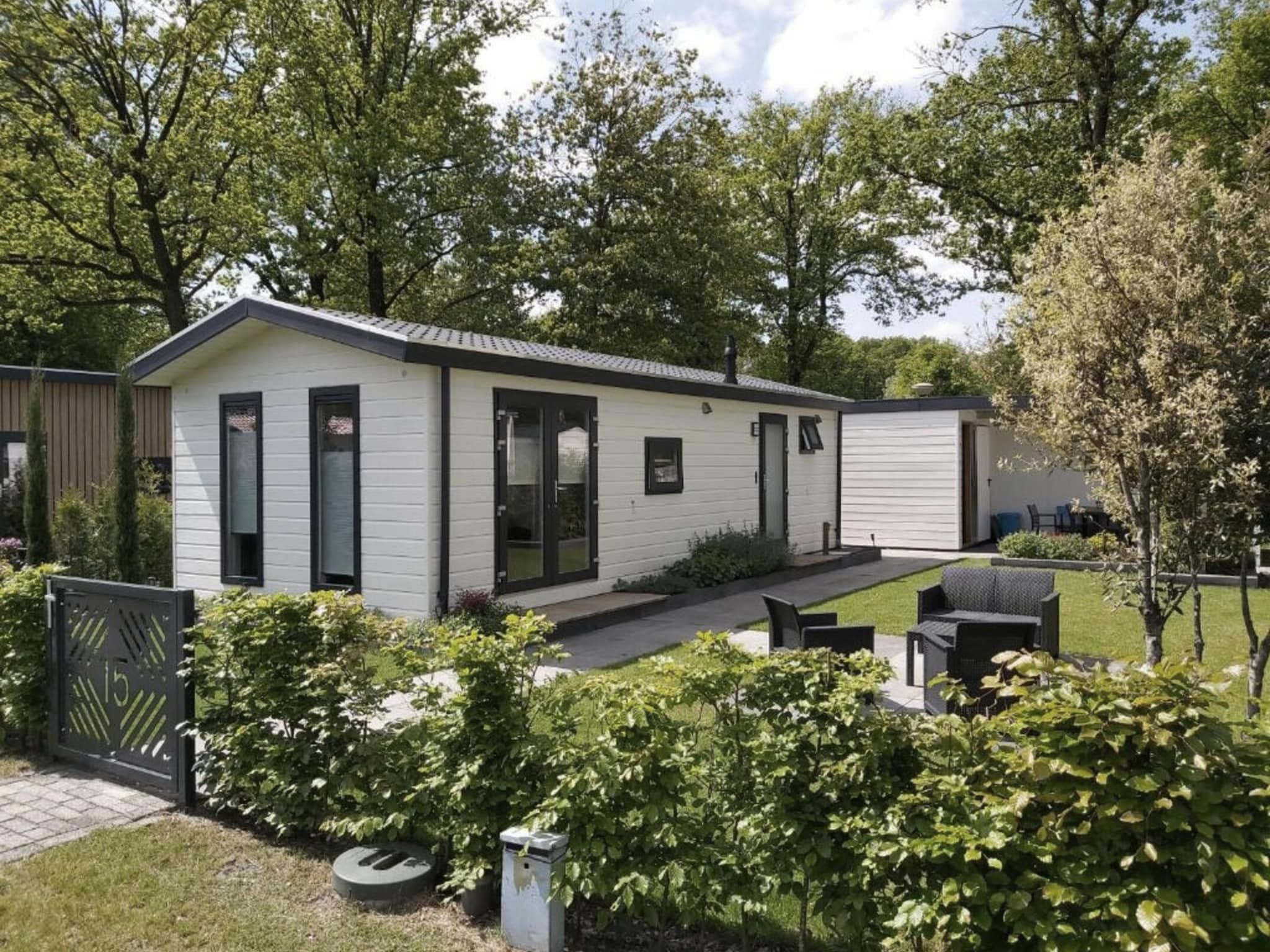 De buitenkant van Schoneveld 371 Strandparel Breskens in Breskens