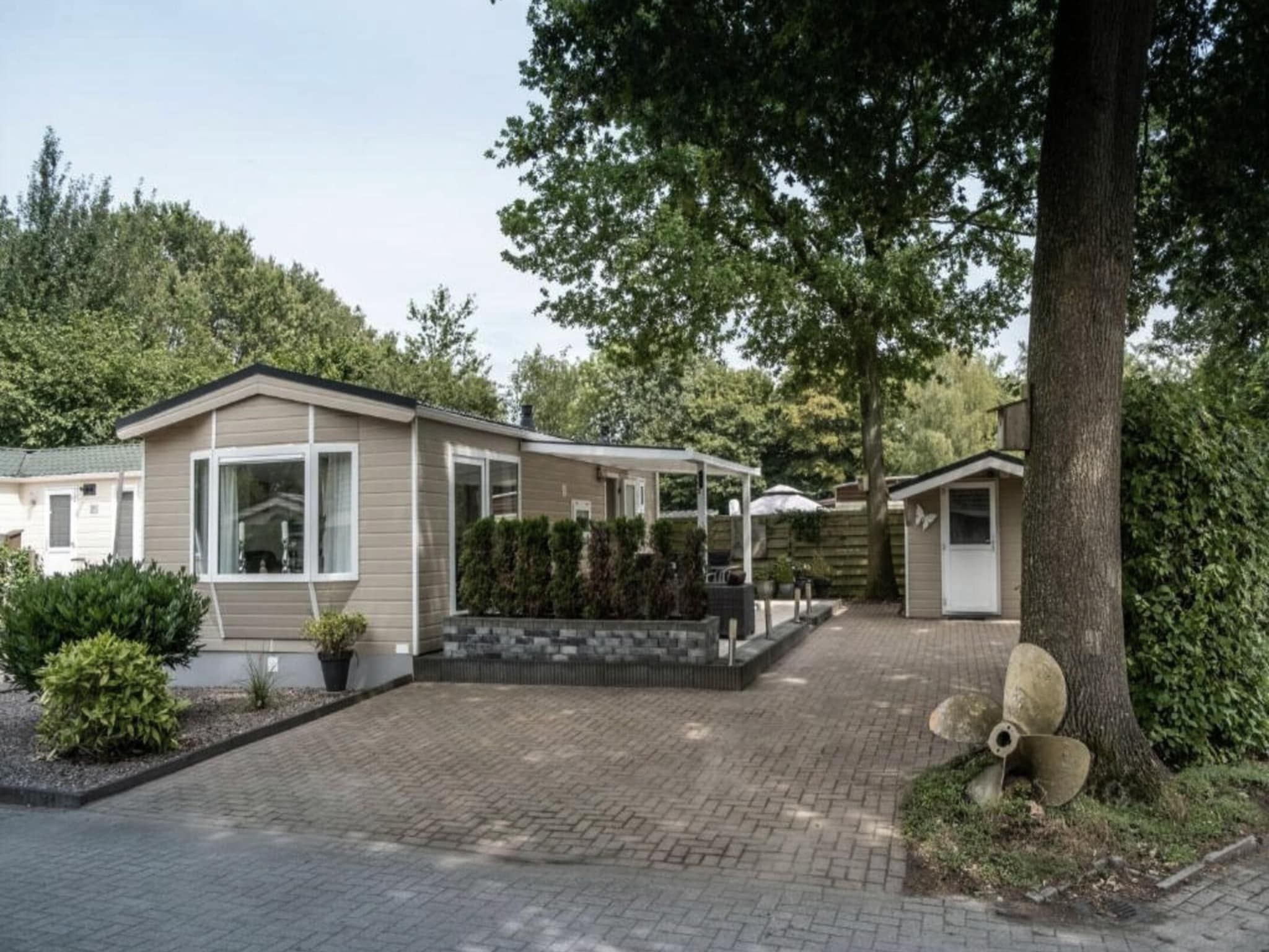 De buitenkant van Schoneveld 371 Strandparel Breskens in Breskens