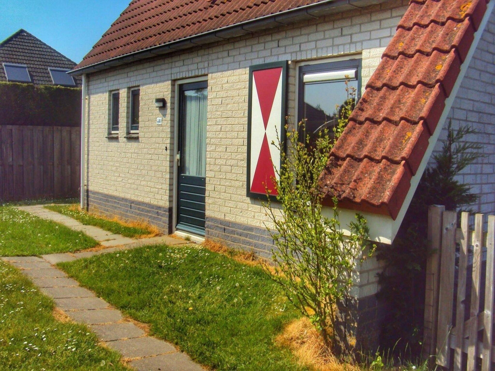 De buitenkant van Schoneveld 146 Zeemeeuw Breskens in Breskens