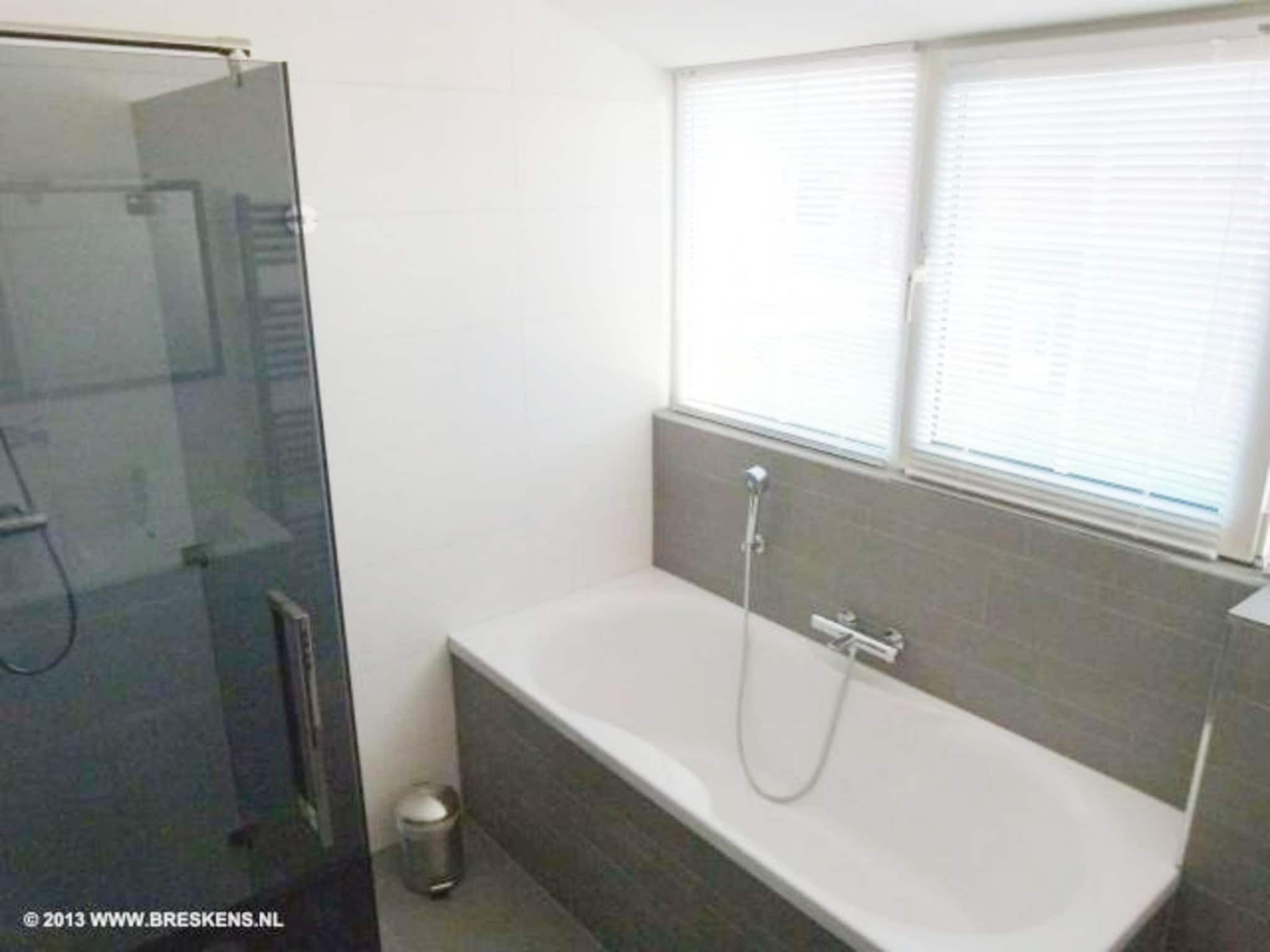 De badkamer van Landgoed de Lente 40 Sneeuwklokje Breskens in Breskens