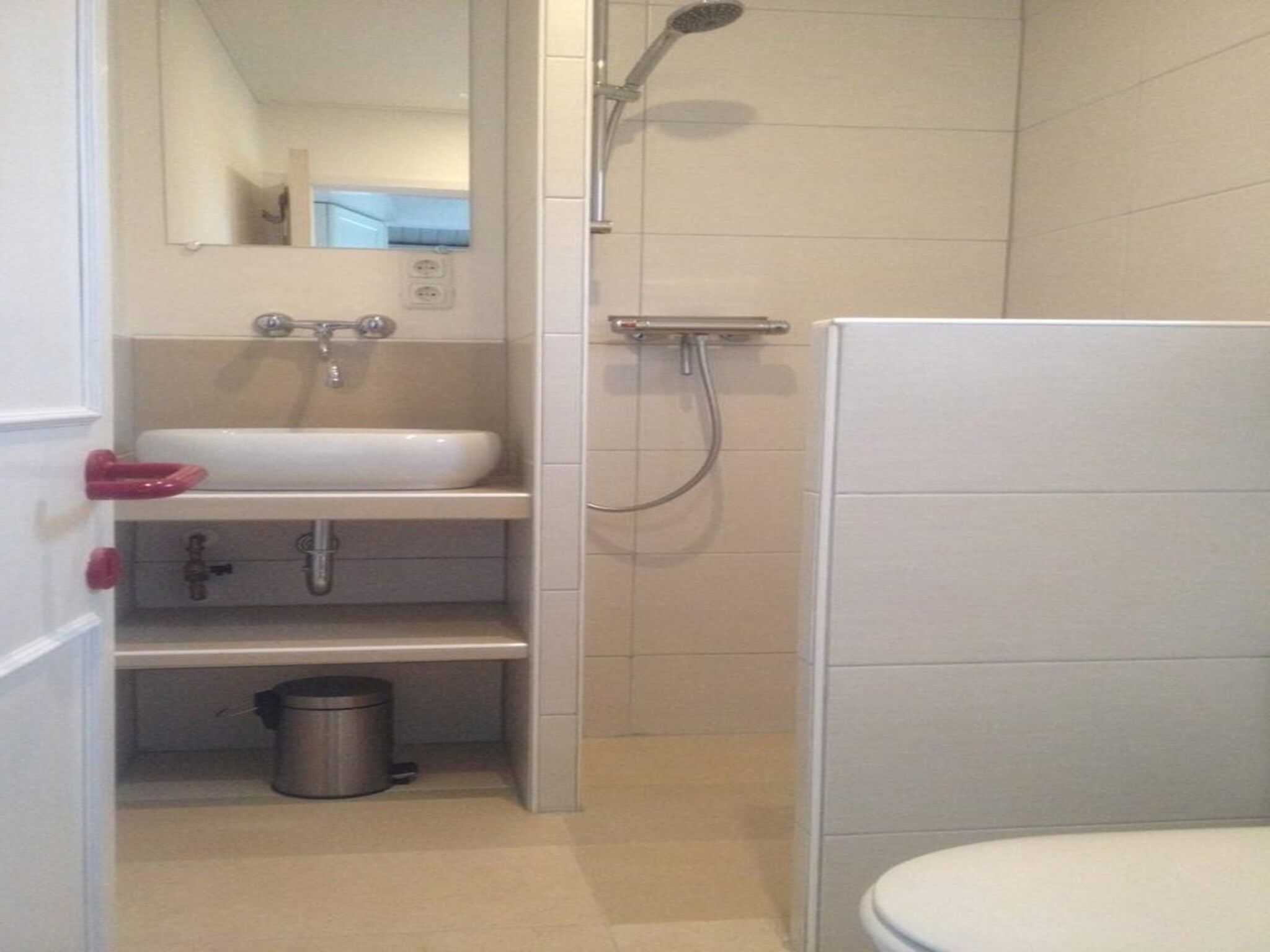 De badkamer van Nummer Één 26a Hoofdplaat in Hoofdplaat