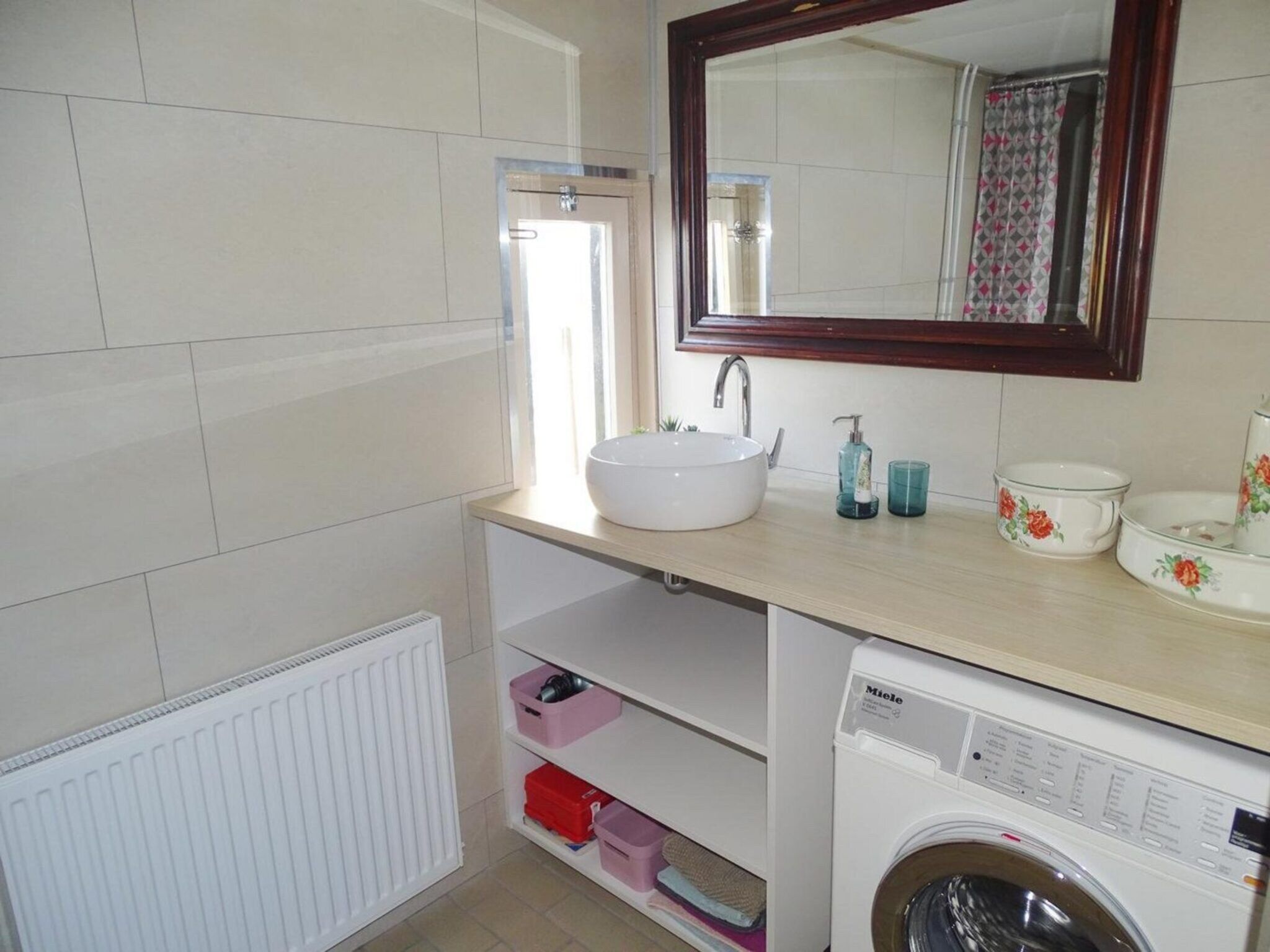 De badkamer van Tragel 37 Schoondijke in Schoondijke