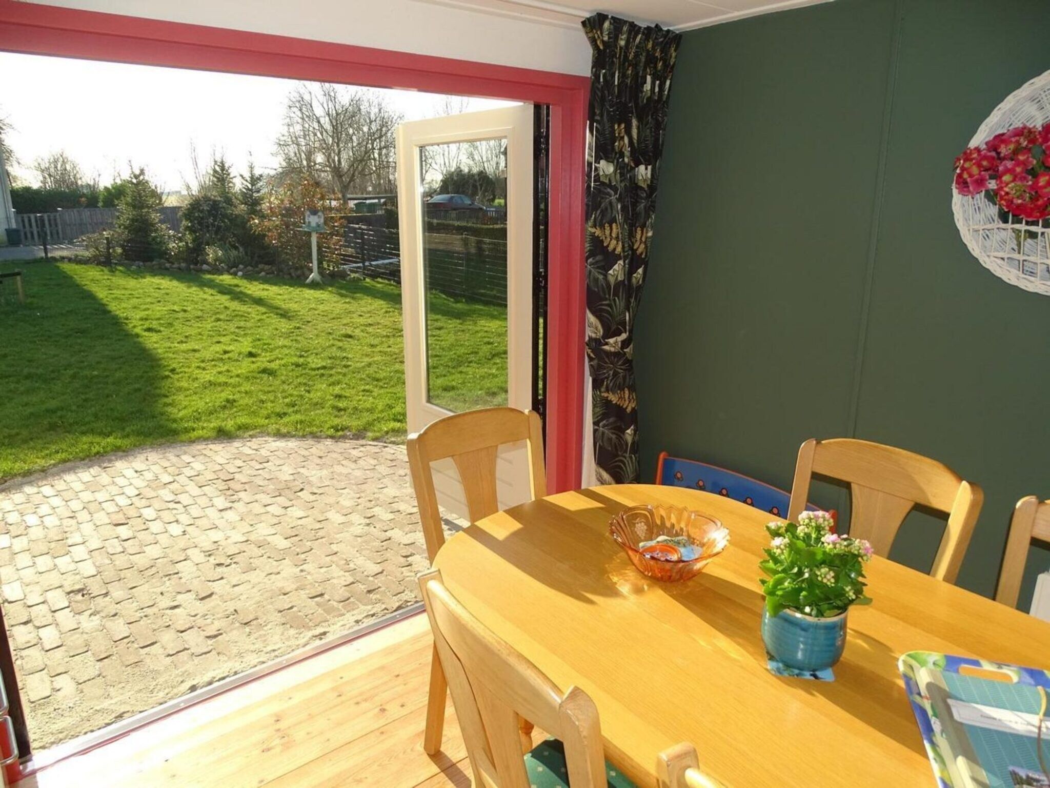 De eetkamer van Tragel 37 Schoondijke in Schoondijke