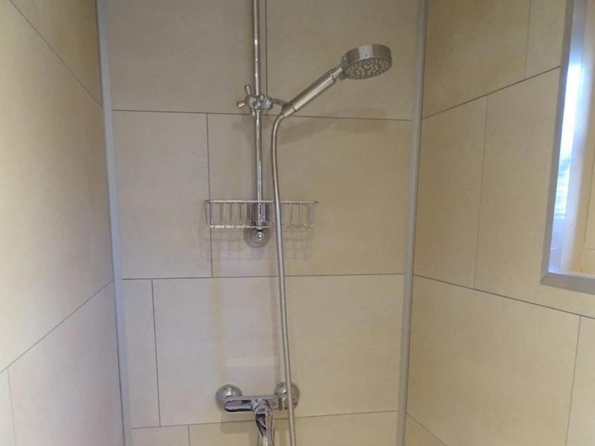 De badkamer van Tragel 37 Schoondijke in Schoondijke