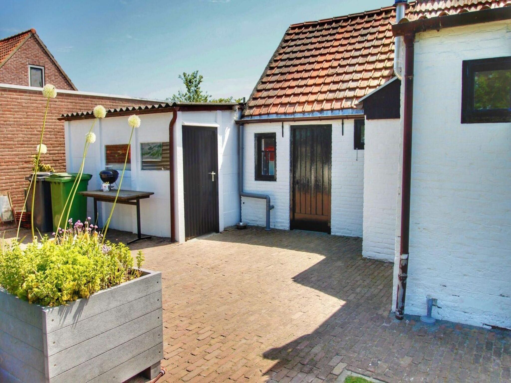 De buitenkant van Tragel 37 Schoondijke in Schoondijke