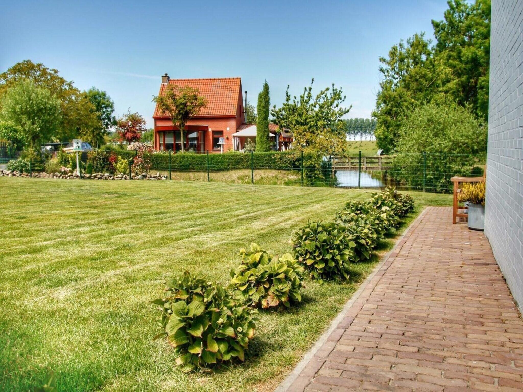 De tuin van Tragel 37 Schoondijke in Schoondijke