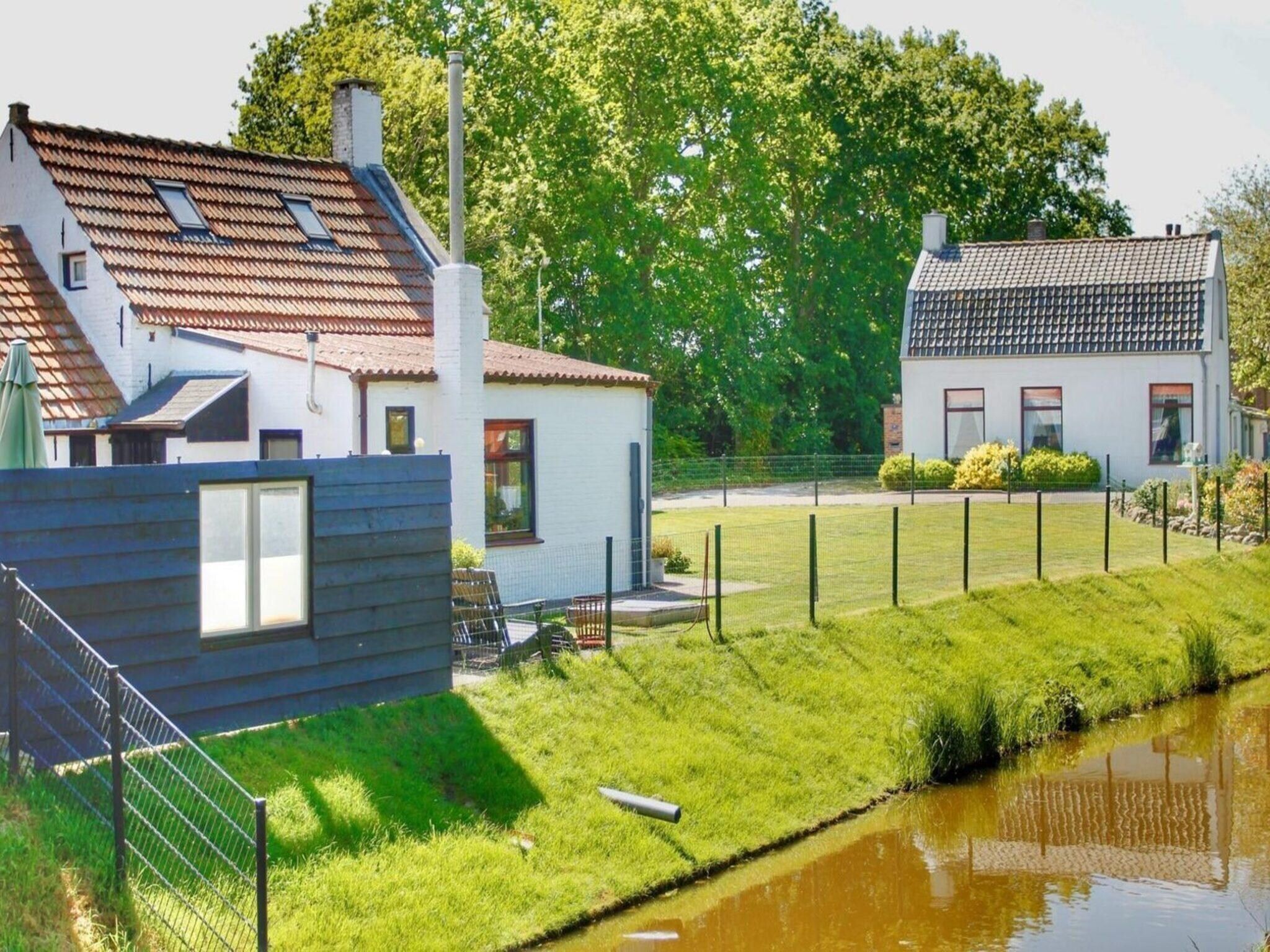 De tuin van Tragel 37 Schoondijke in Schoondijke