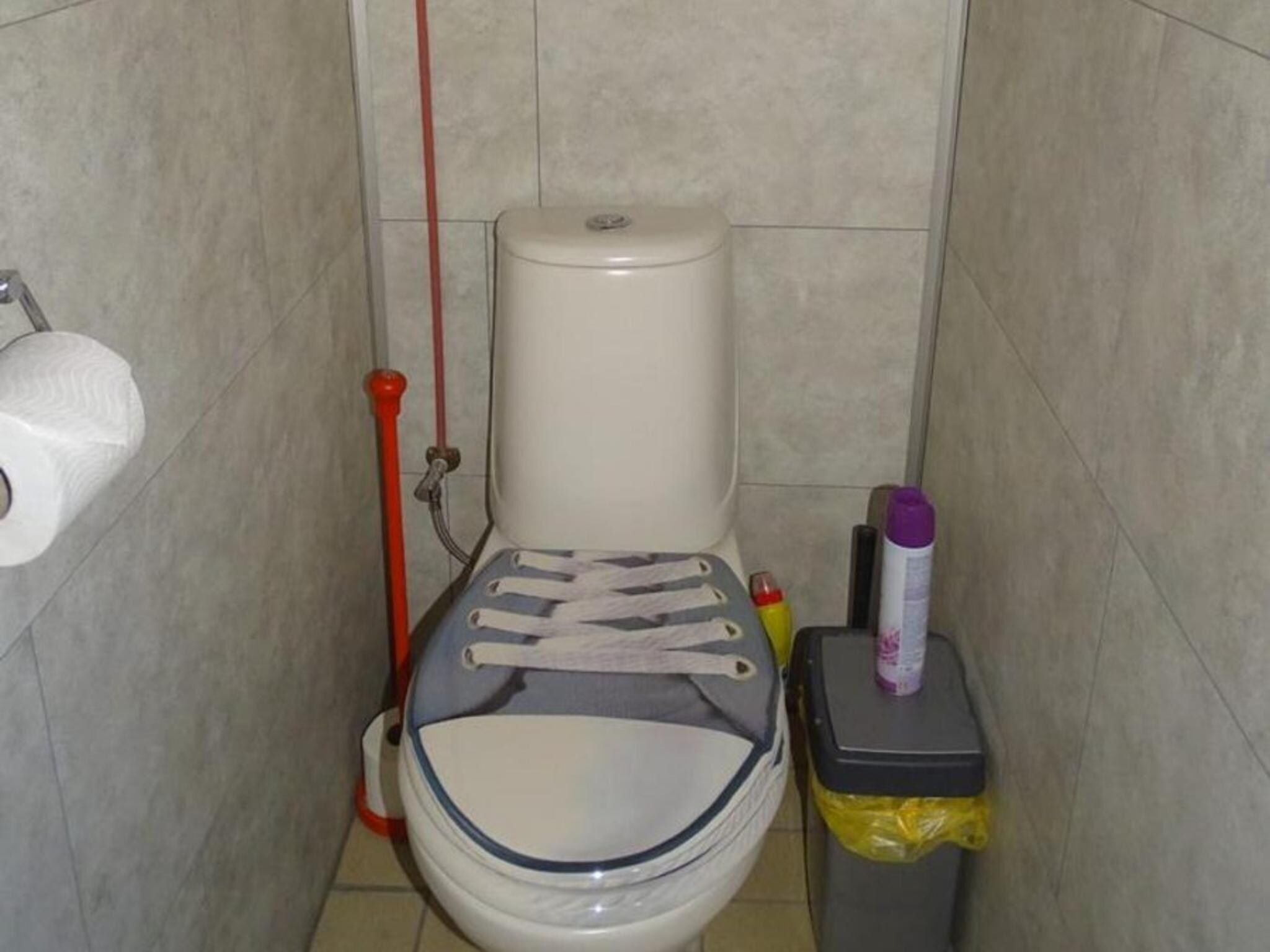 De badkamer van Tragel 37 Schoondijke in Schoondijke