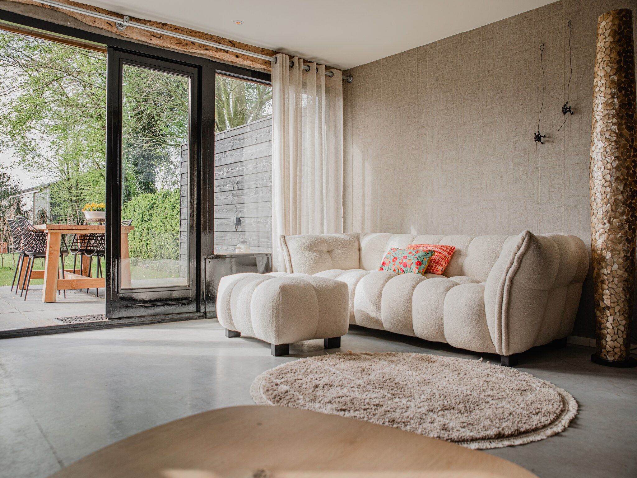 De woonkamer van Dorpswoning Op Niveau 4 in Leende