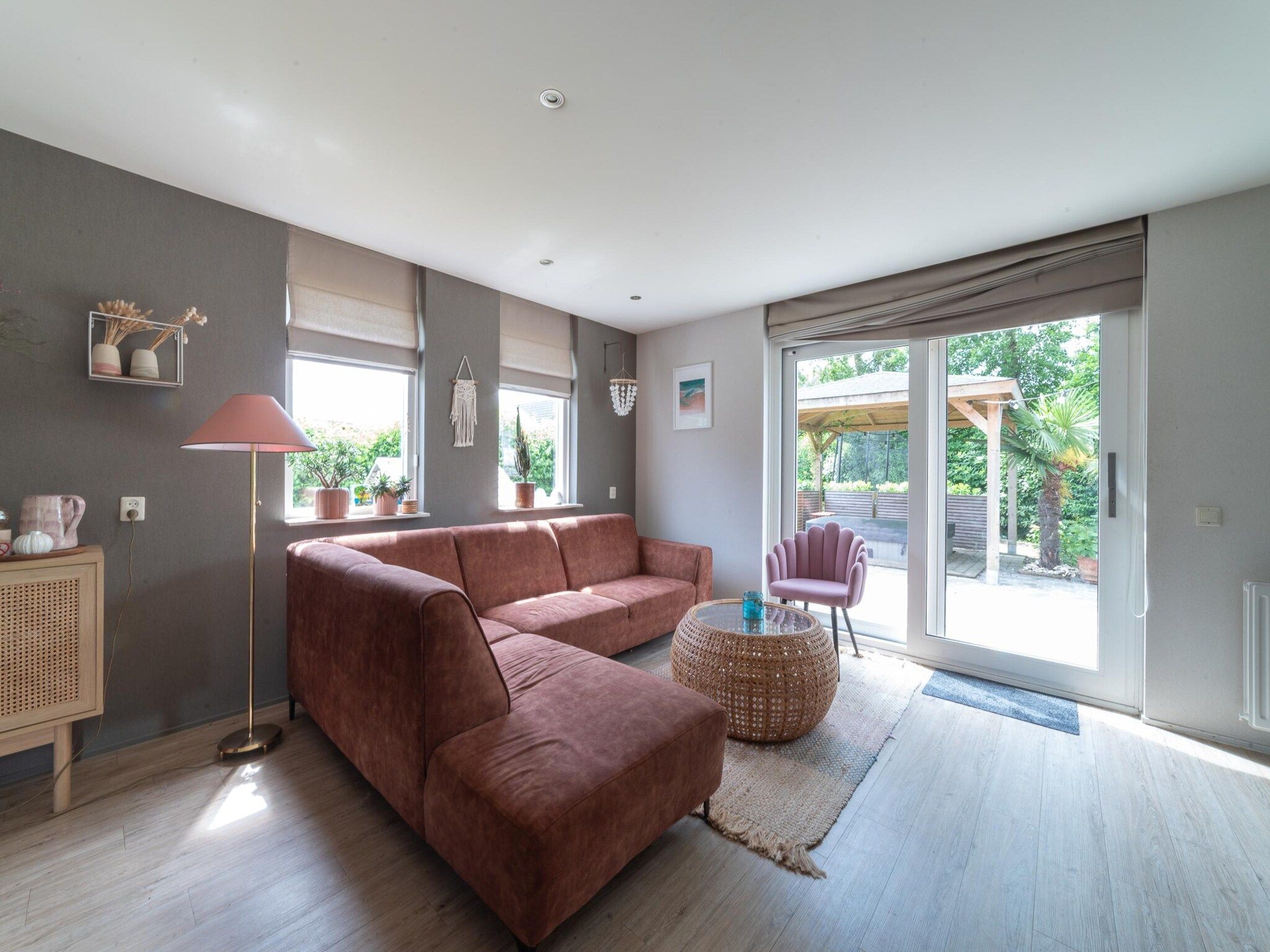 De woonkamer van Villapark De Oesterbaai 8 in Wemeldinge