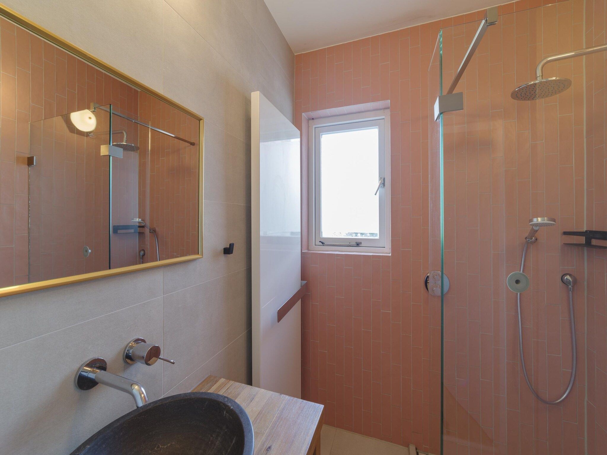 De badkamer van Villapark De Oesterbaai 8 in Wemeldinge